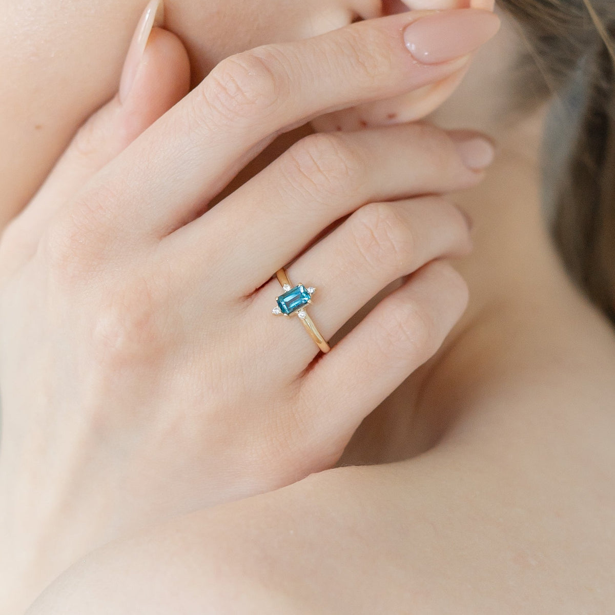 Art Deco Blauer Topas Verlobungsring mit Diamant