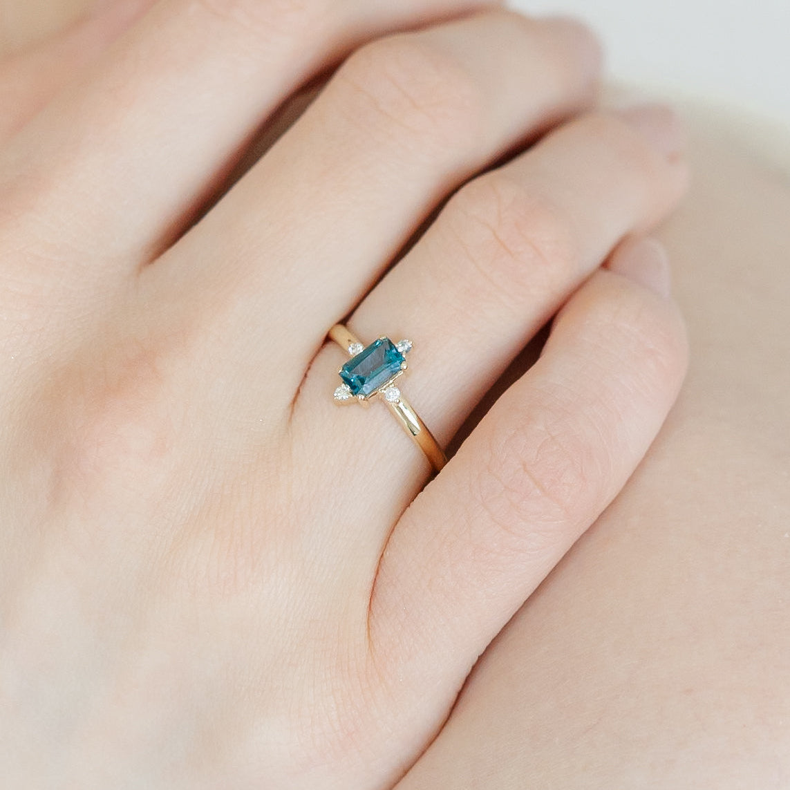 Art Deco Blauer Topas Verlobungsring mit Diamant