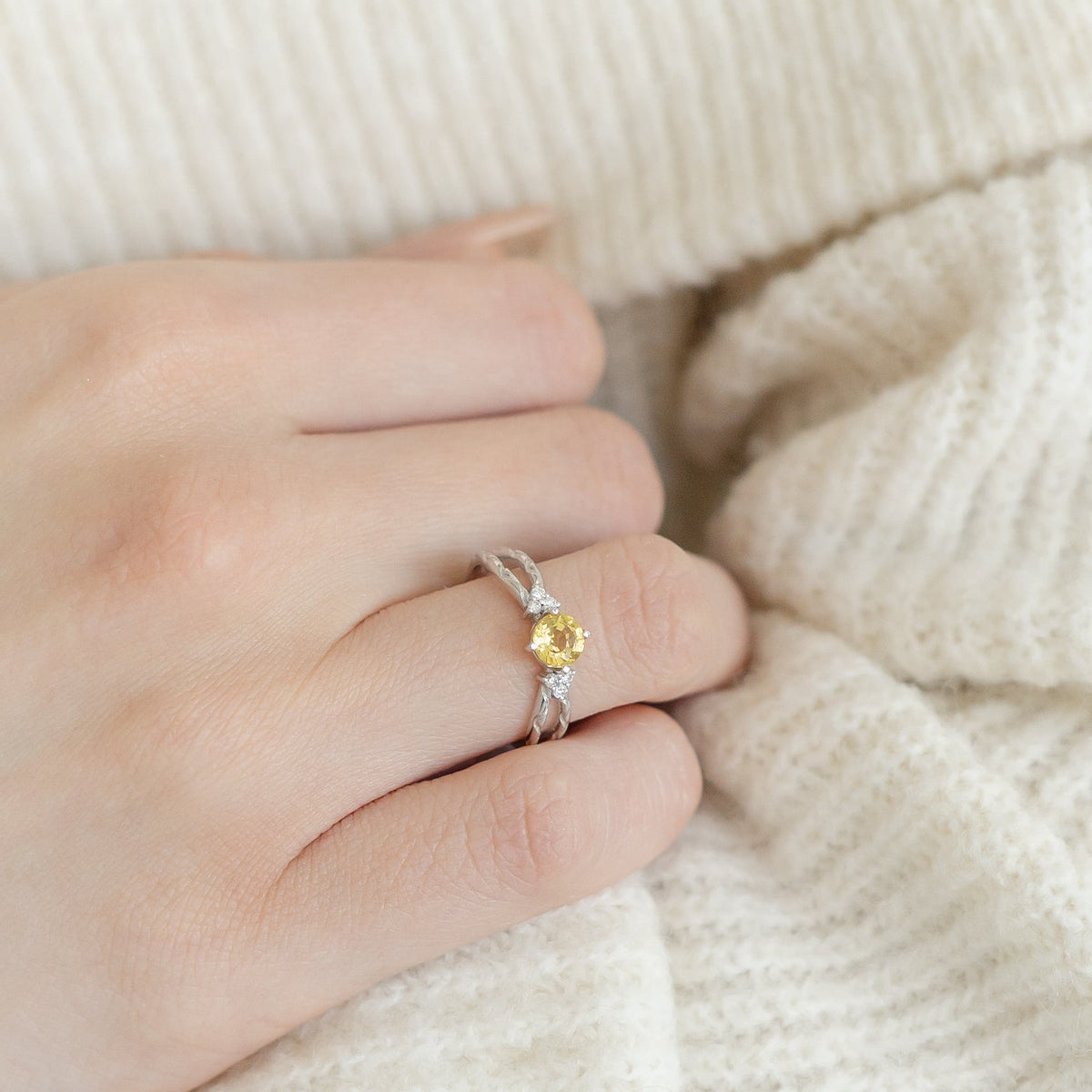 Zásnubní prsten se žlutým safírem a diamanty – Solenne