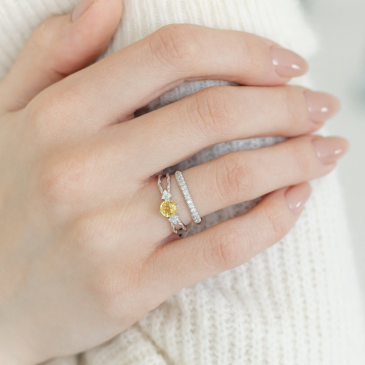 Zásnubní prsten se žlutým safírem a diamanty – 14karátové bílé zlato