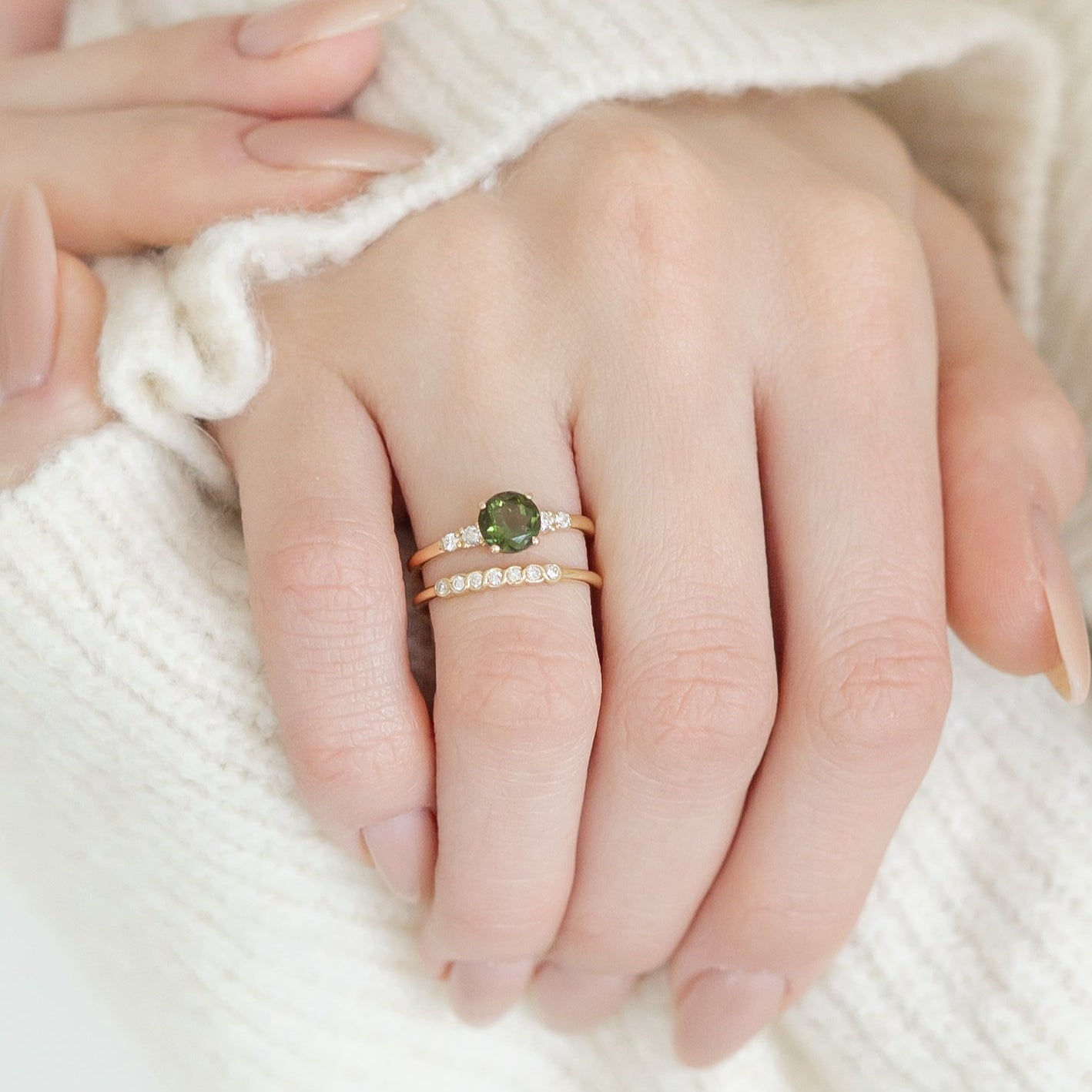 Zarter Moldavit Verlobungsring mit Diamanten