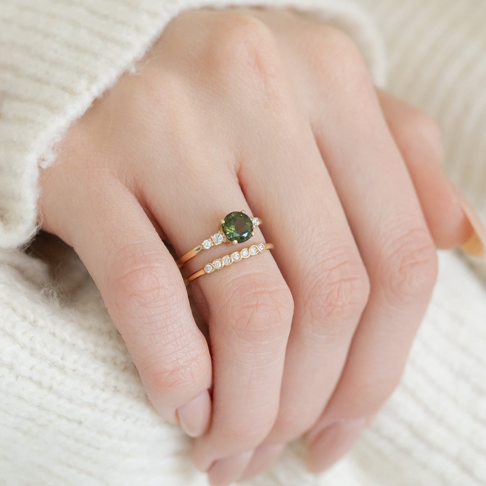 Zarter Moldavit Verlobungsring mit Diamanten