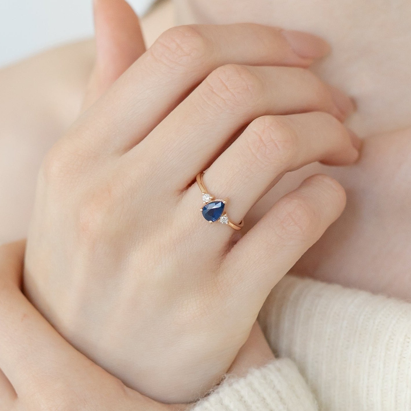 Zásnubní prsten s modrým safírem a diamantem – 14karátové zlato