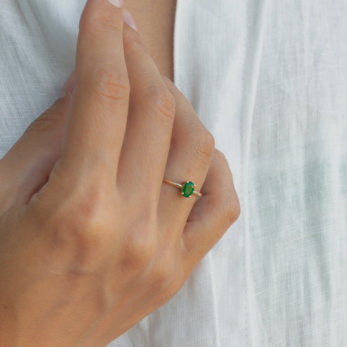 Solitaire Oval Emerald Ring in 14K Gold Orizzo fine jewelry