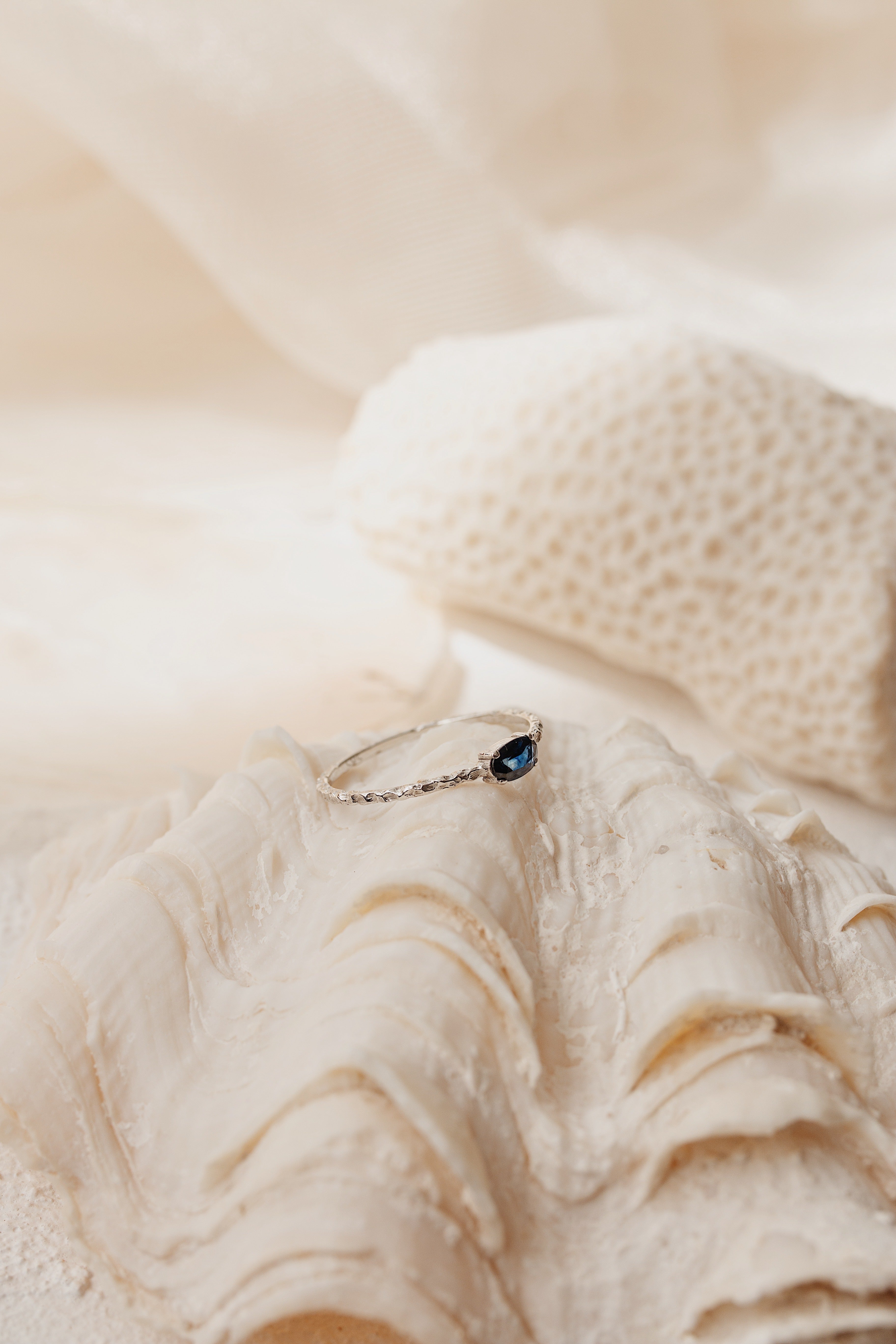 Solitaire Oval Blue Sapphire Ring in 14K Gold Orizzo fine jewelry
