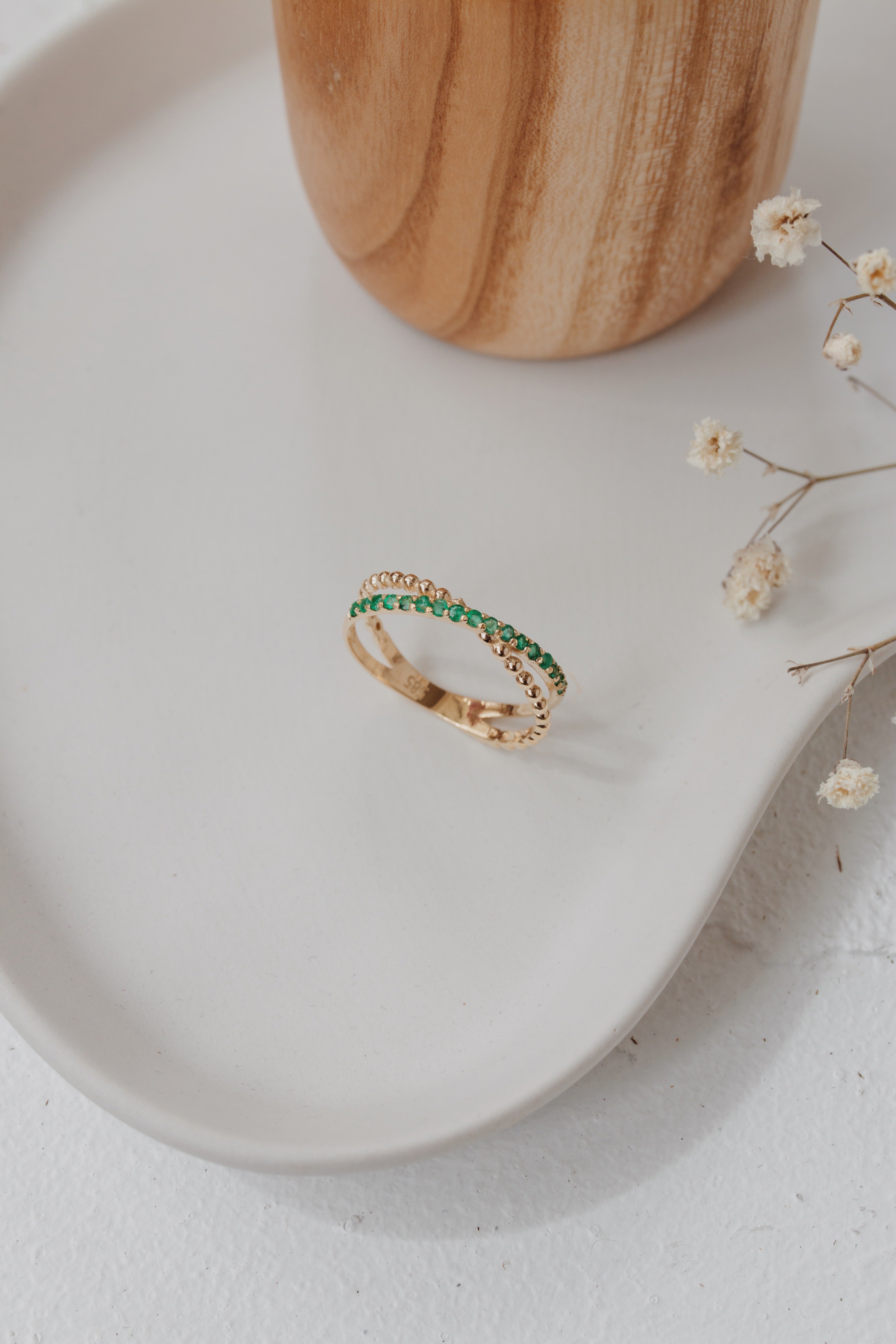 Criss Cross Emerald Gold Ring Orizzo fine jewelry