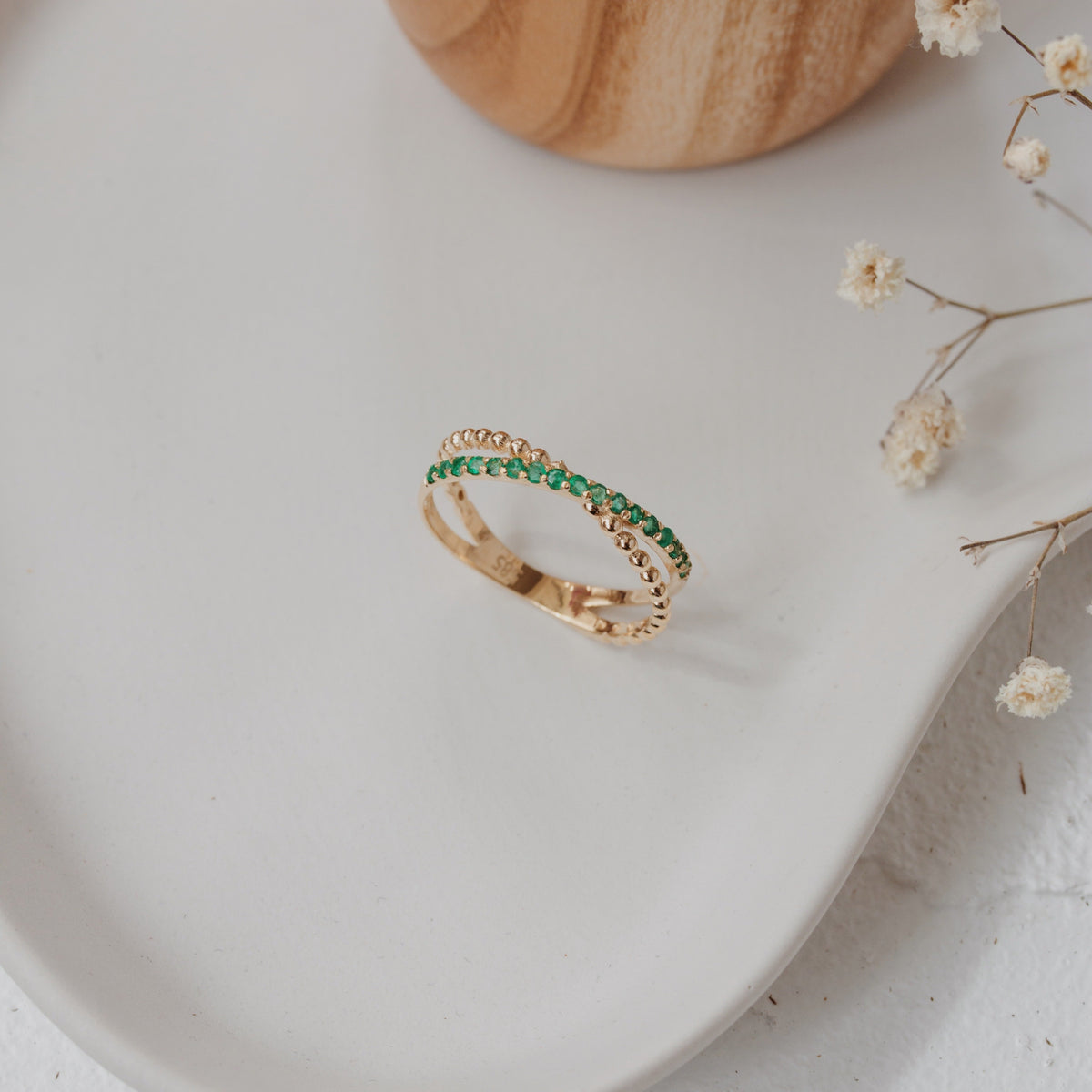 Criss Cross Emerald Gold Ring Orizzo fine jewelry