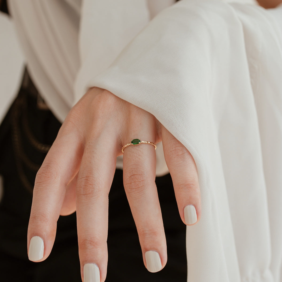 Solitaire Oval Emerald Ring in 14K Gold Orizzo fine jewelry