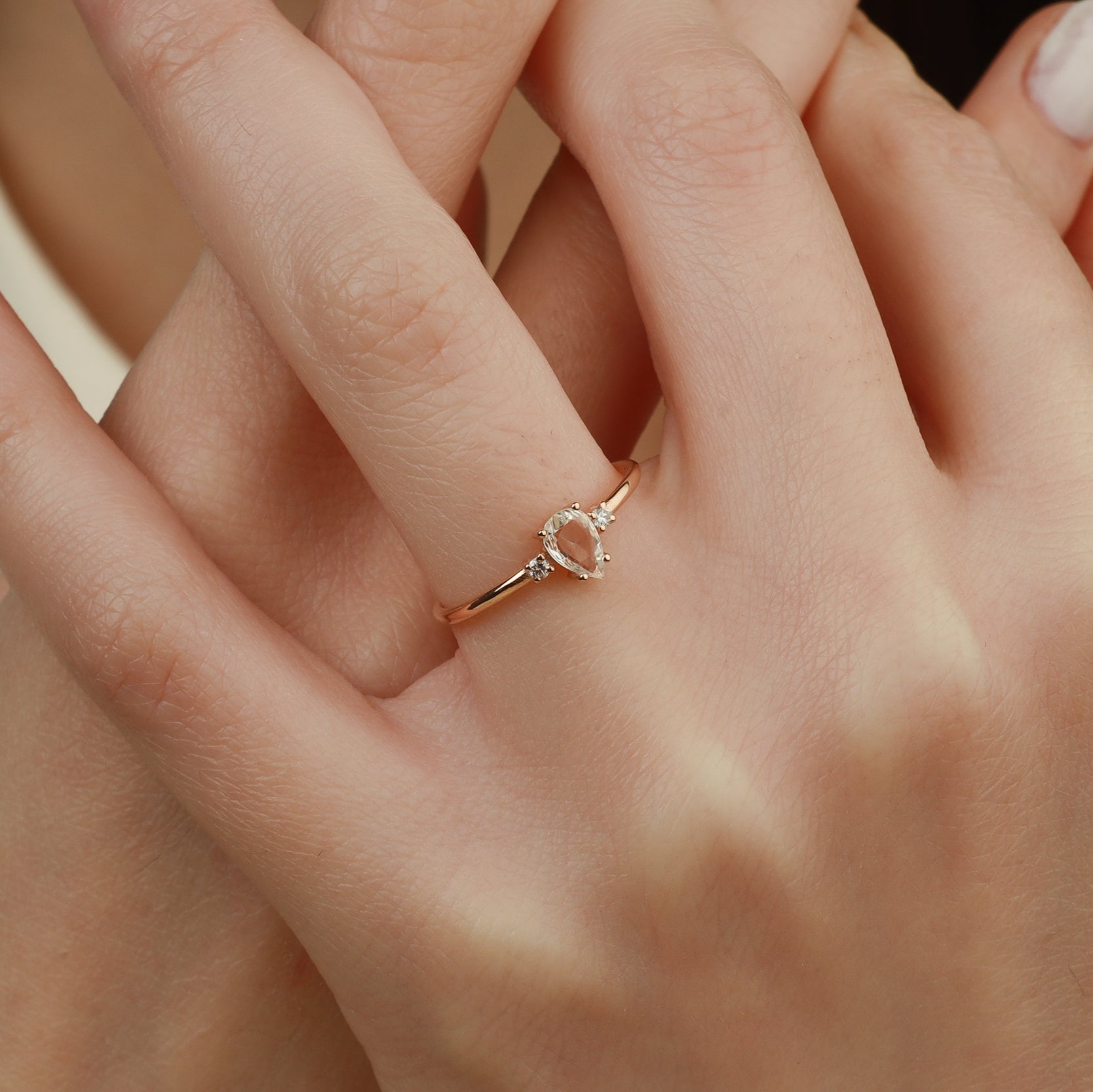 Tropfenförmiger Rosenschliff Weißer Saphir Ring mit Diamant