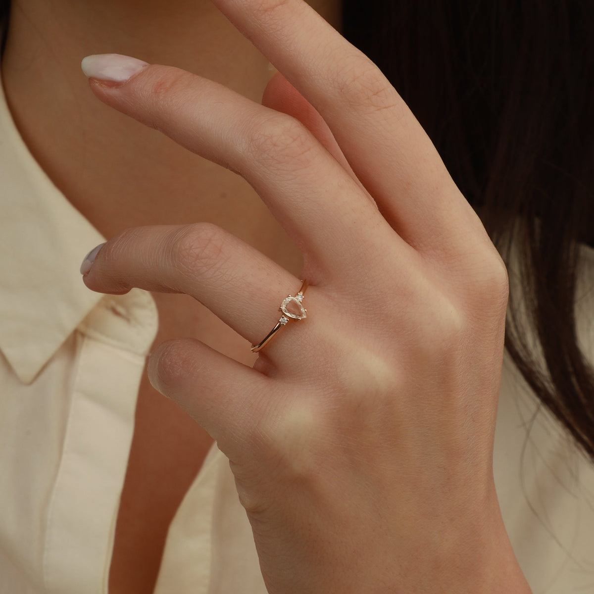 Tropfenförmiger Rosenschliff Weißer Saphir Ring mit Diamant
