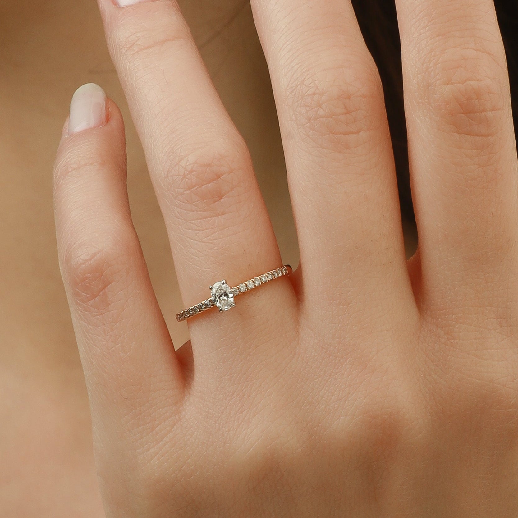 Oválný zásnubní prsten s diamantovou aureolou – 14K zlato