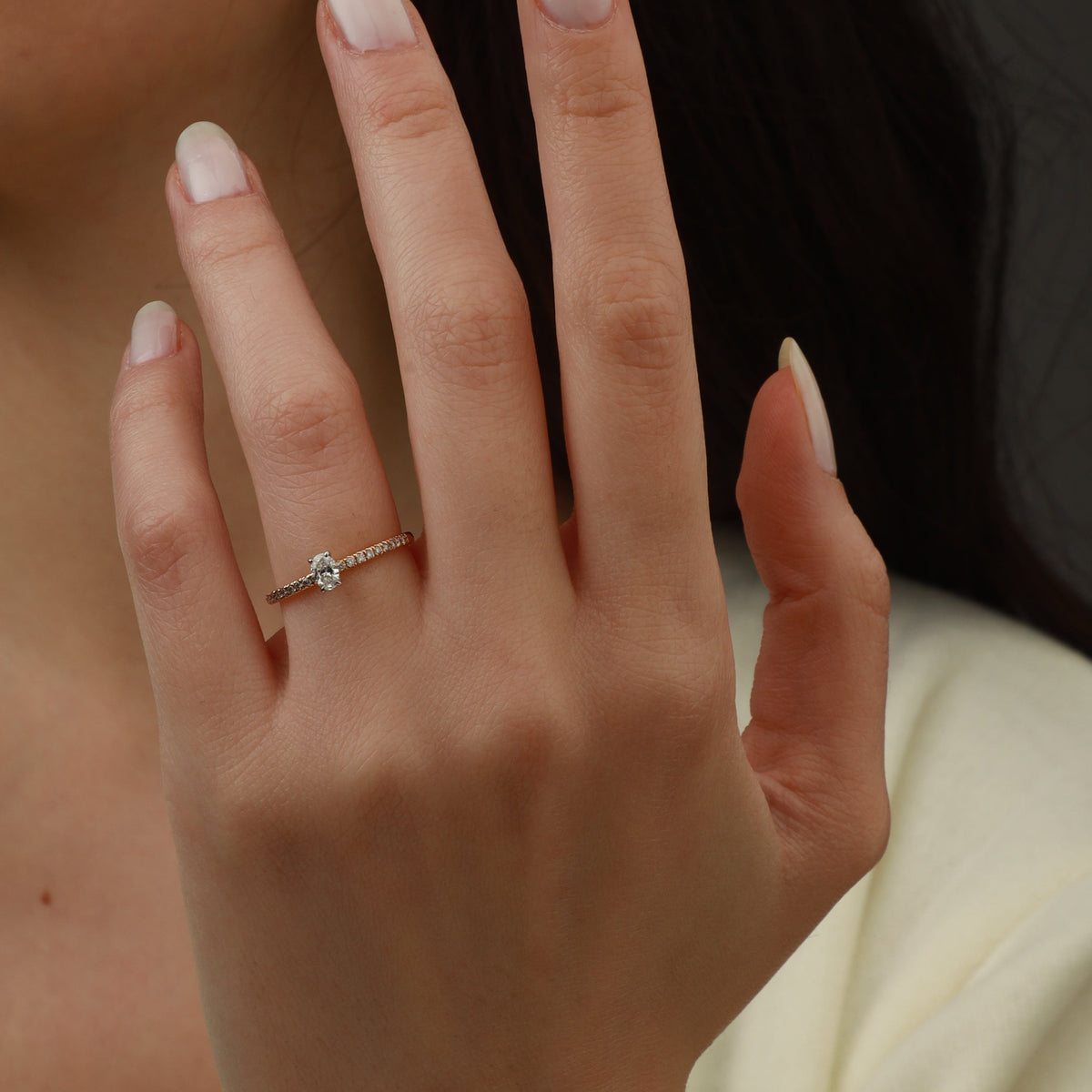 Oválný zásnubní prsten s diamantovou aureolou – 14K zlato