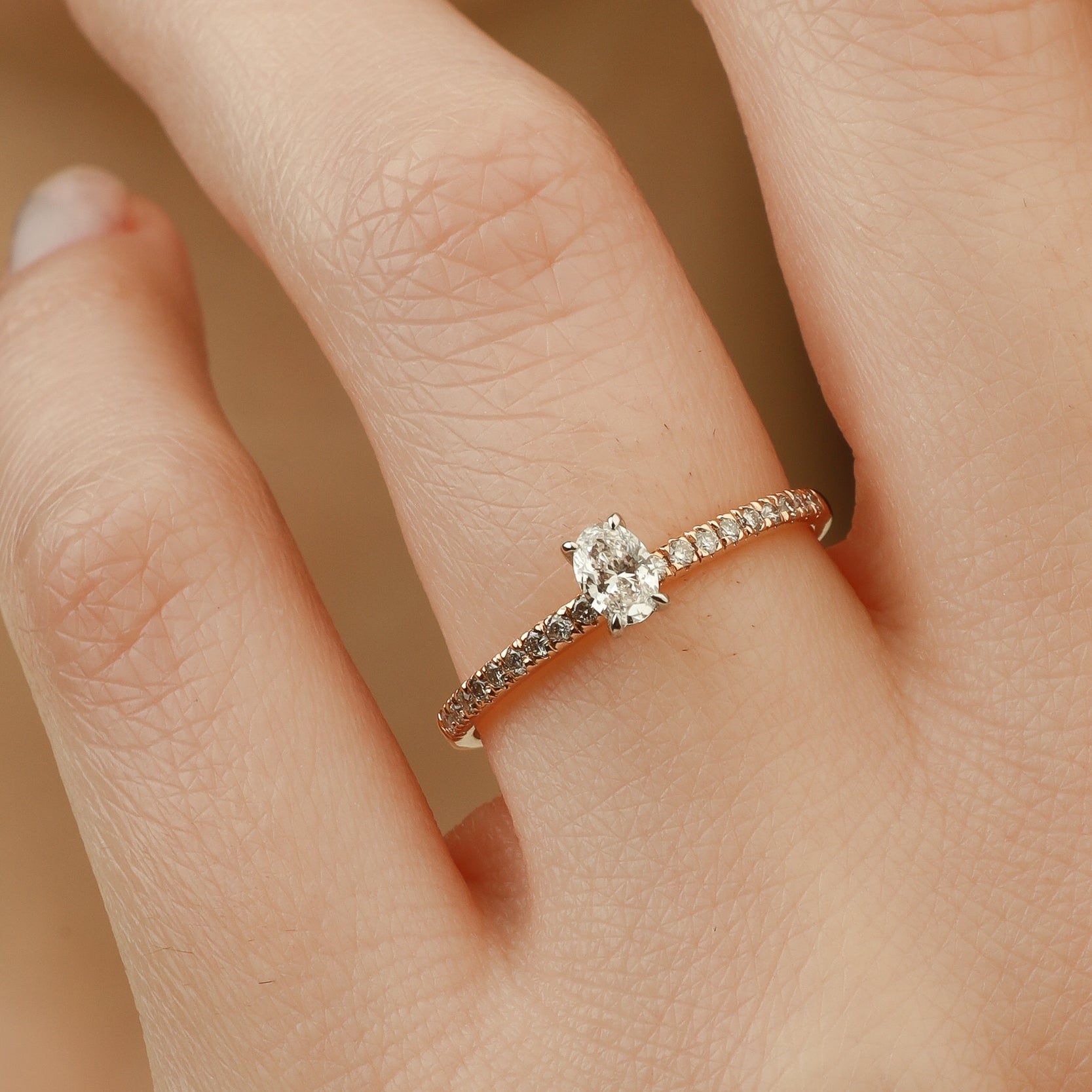 Oválný zásnubní prsten s diamantovou aureolou – 14K zlato