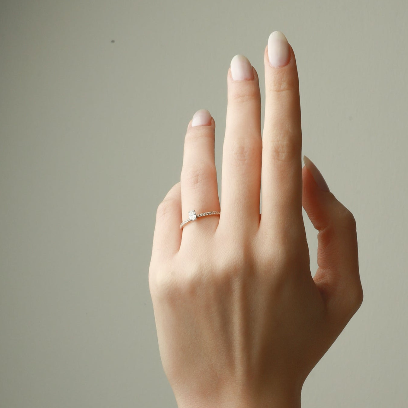 Oválný zásnubní prsten s diamantovou aureolou – 14K zlato