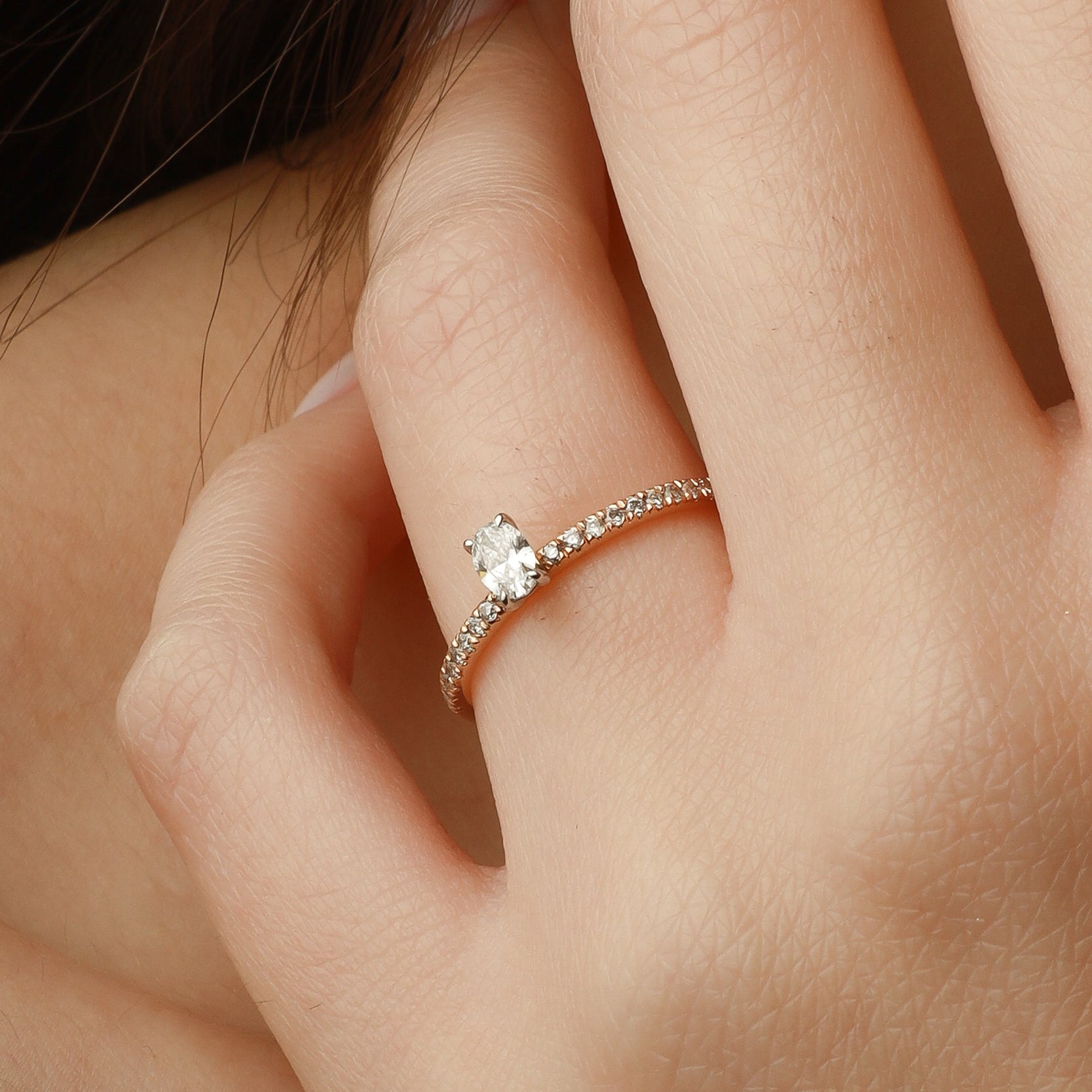 Oválný zásnubní prsten s diamantovou aureolou – 14K zlato