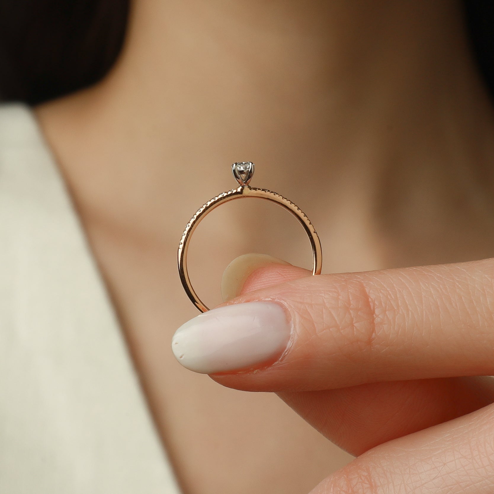 Oválný zásnubní prsten s diamantovou aureolou – 14K zlato