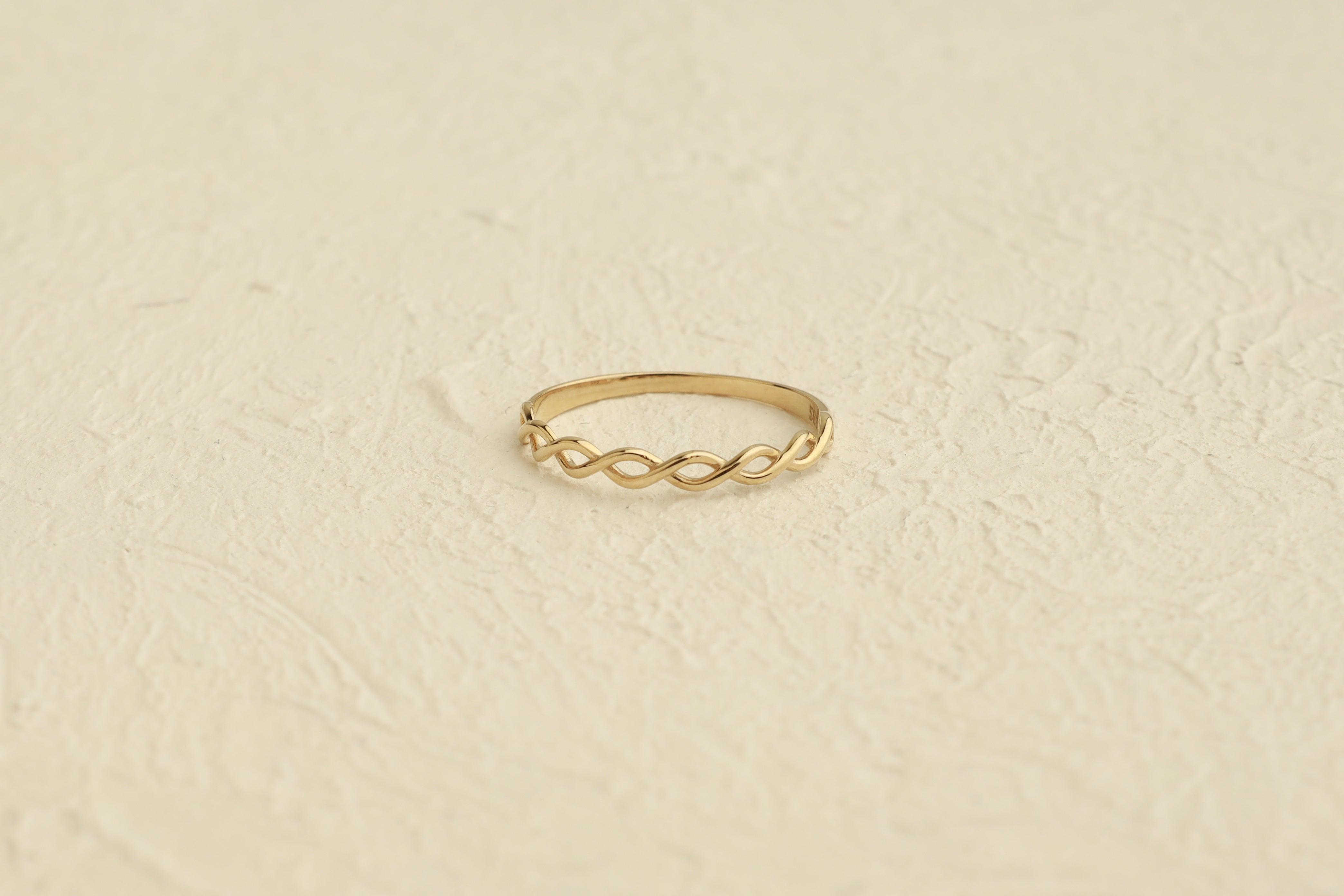 Geflochtener Ring aus 14 karätigem Gold