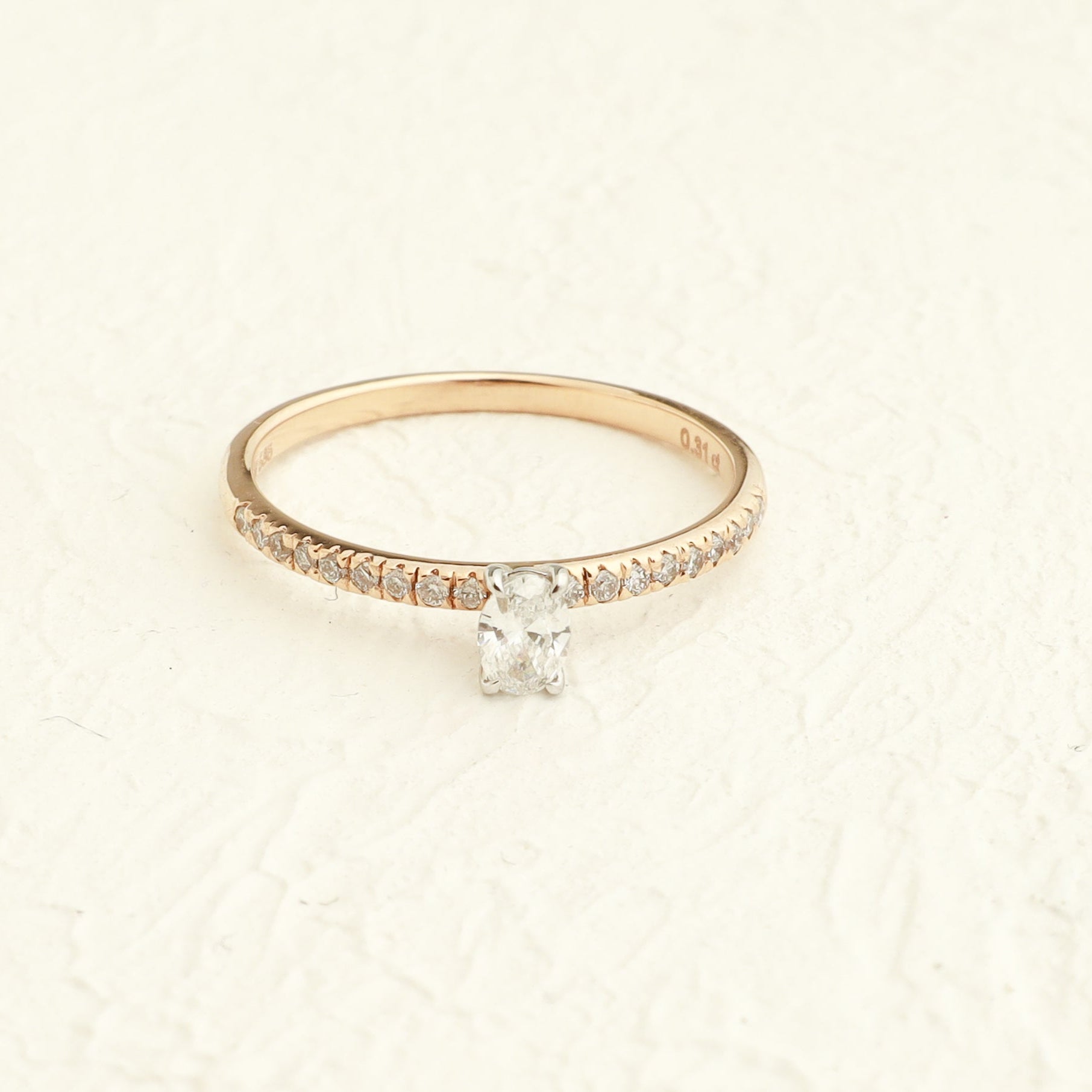 Oválný zásnubní prsten s diamantovou aureolou – 14K zlato