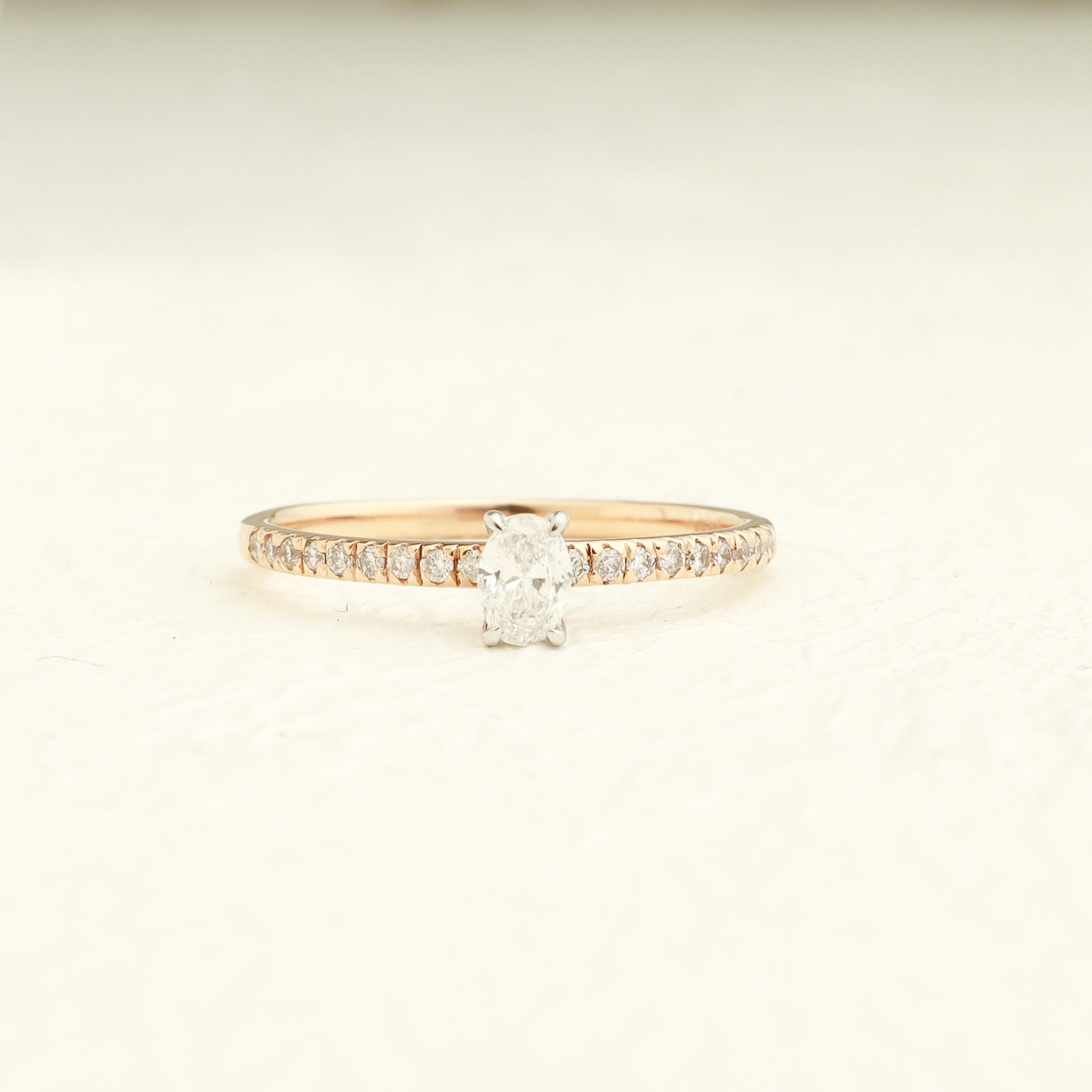Oválný zásnubní prsten s diamantovou aureolou – 14K zlato