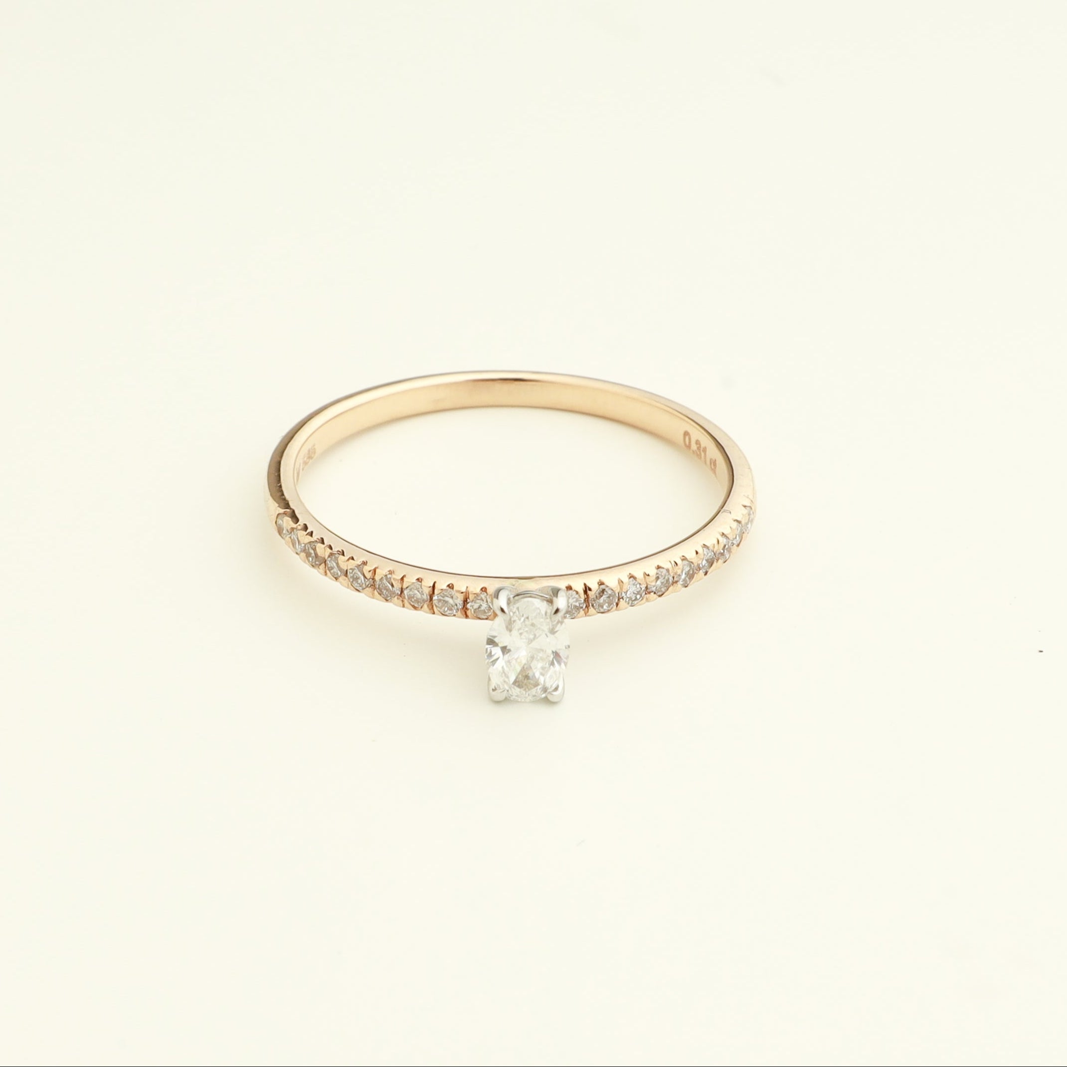 Oválný zásnubní prsten s diamantovou aureolou – 14K zlato