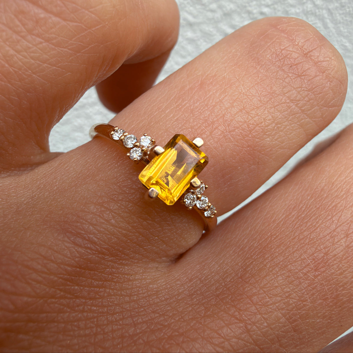 Prsten s citrínem v emerald brusu a diamanty