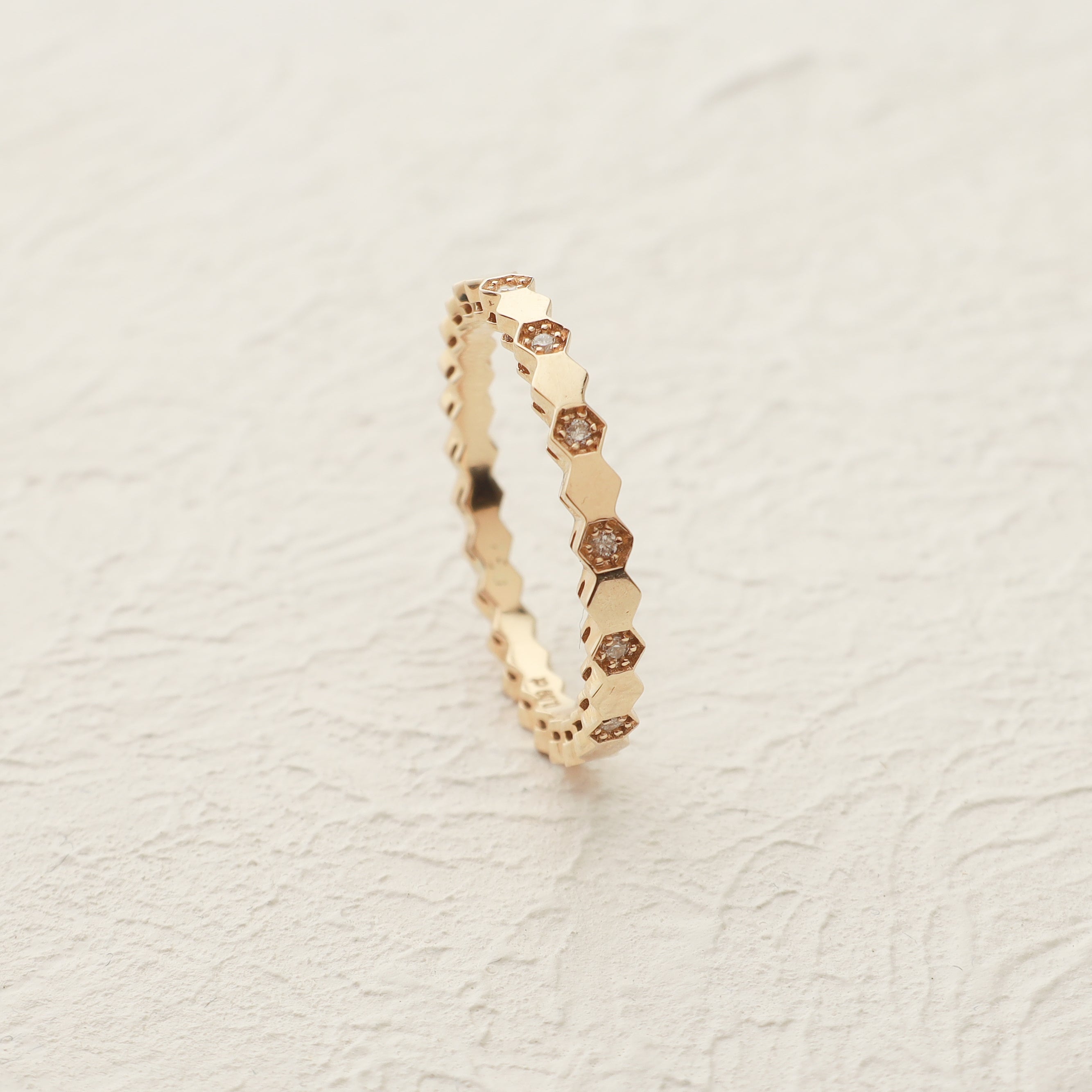 Waben-Design Ehering mit Diamant