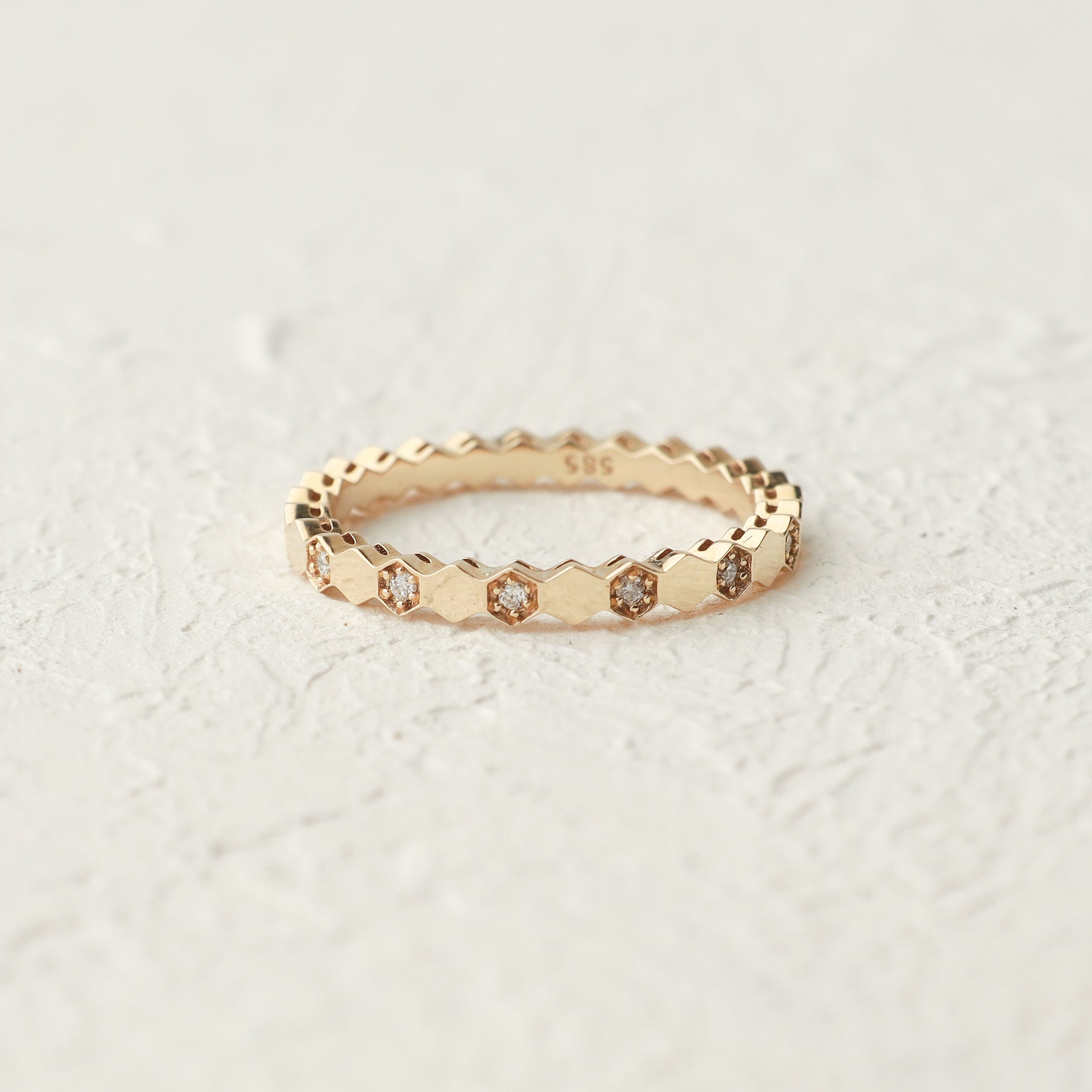 Waben-Design Ehering mit Diamant