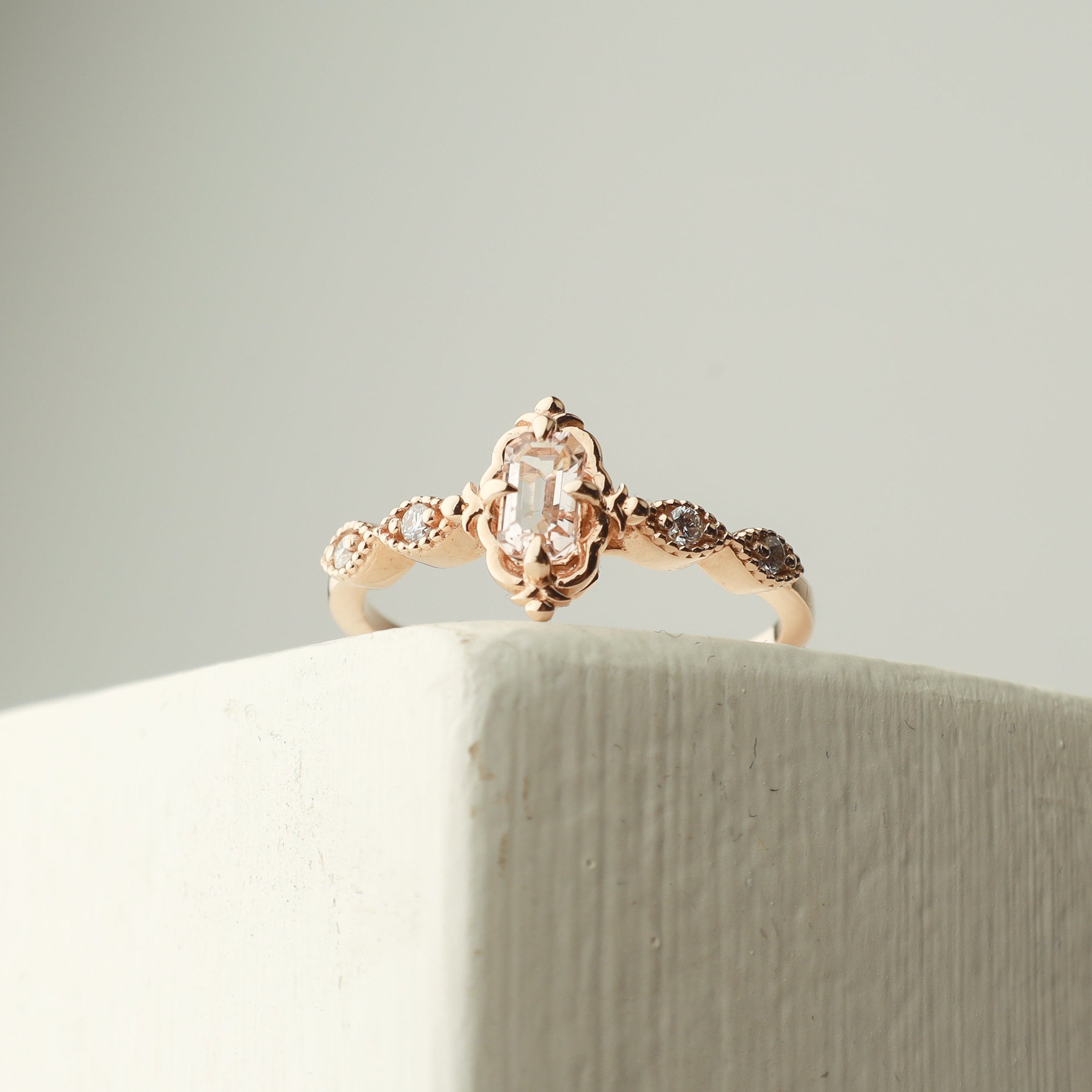 Art Deco Morganit Verlobungsring mit Diamant