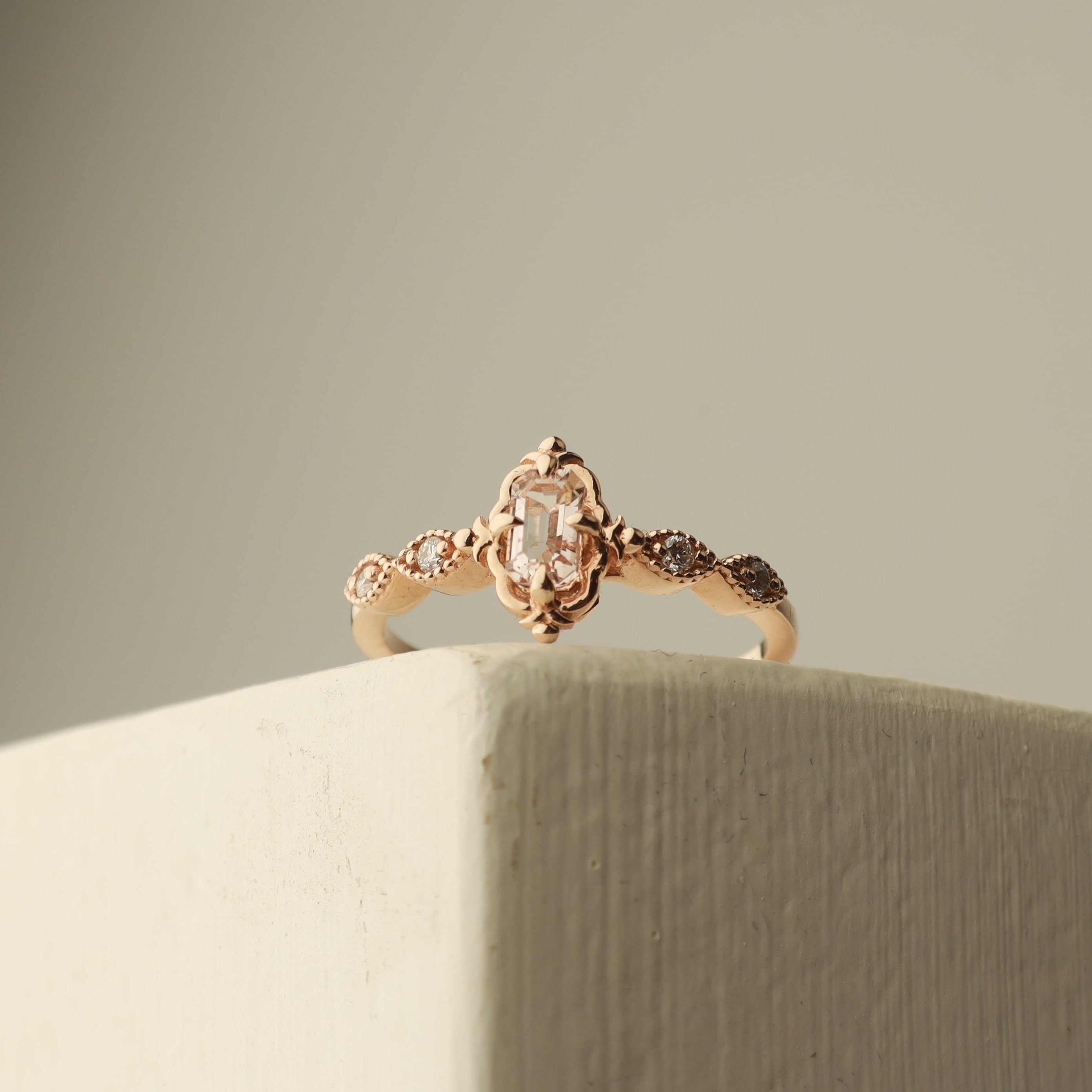 Art Deco Morganit Verlobungsring mit Diamant