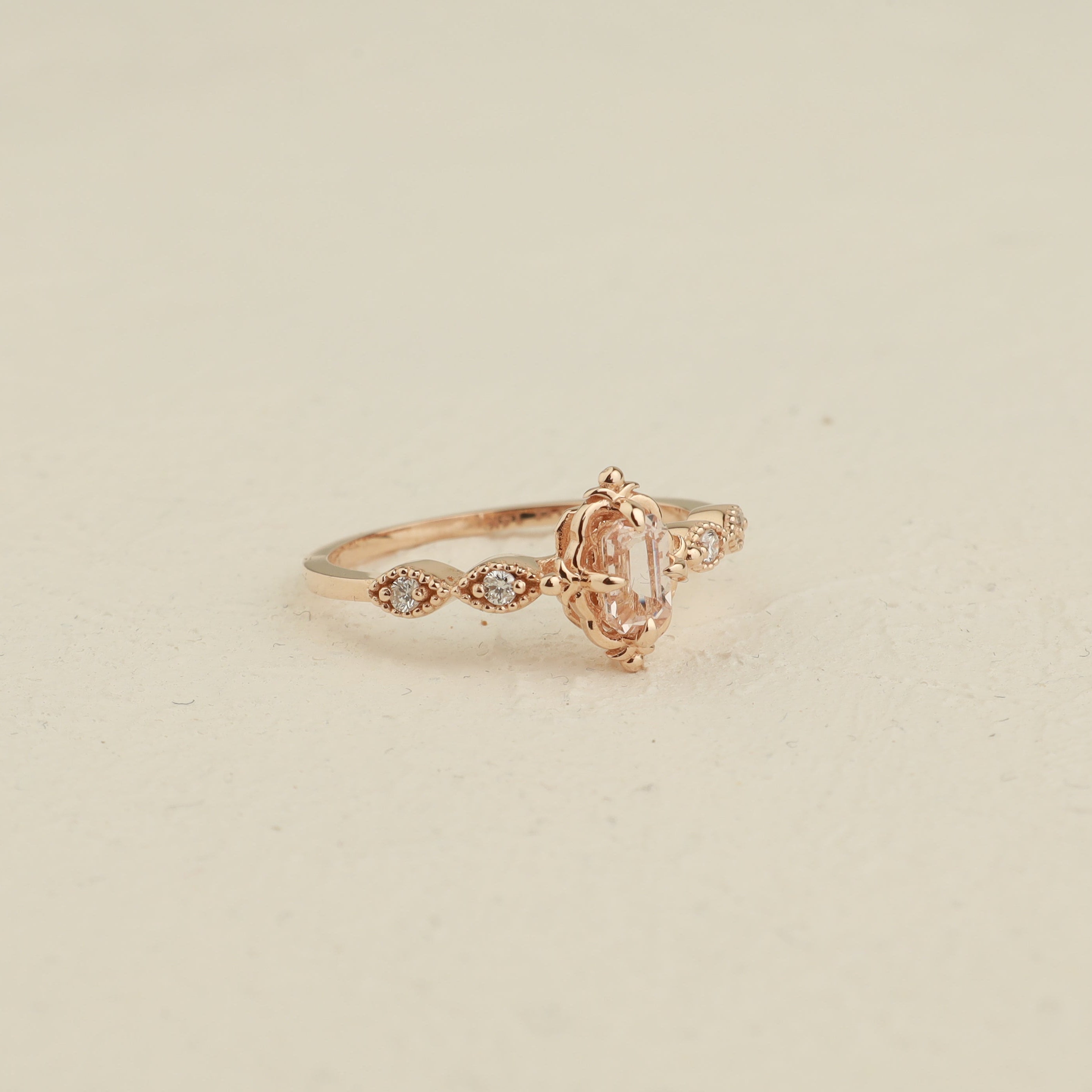 Art Deco Morganit Verlobungsring mit Diamant