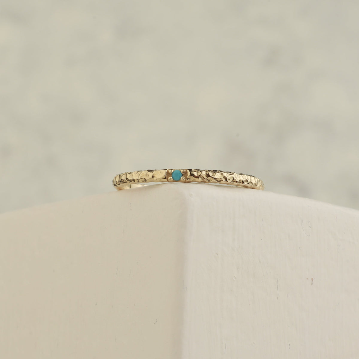 Gehämmerter Goldring mit Türkis aus 14 Karat Gold