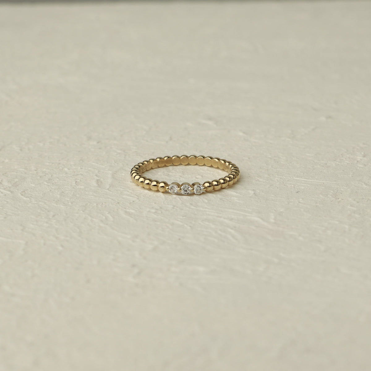 Korálkový zlatý prsten se třemi diamanty ve 14k pevném zlatě