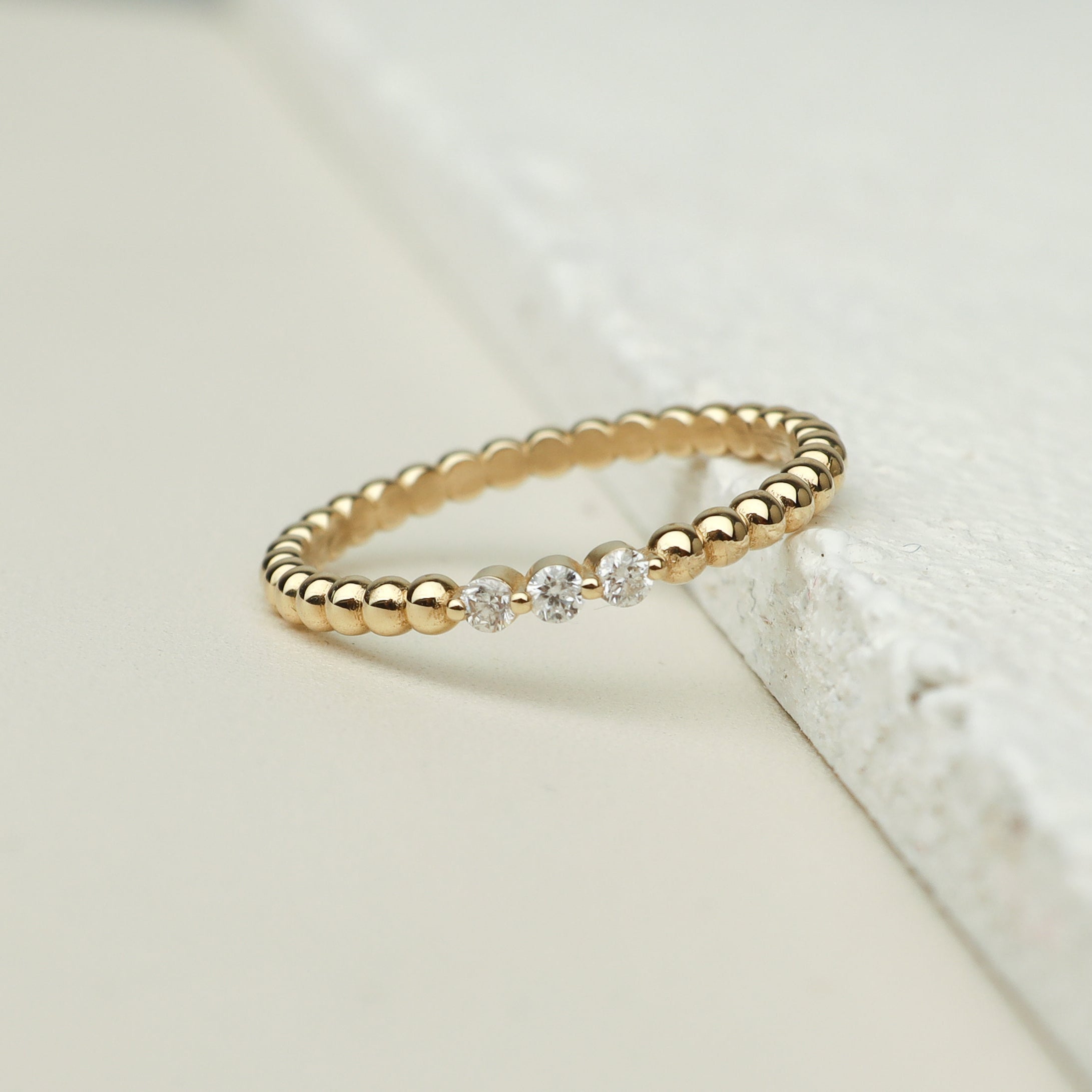 Kugelring aus Gold mit Drei Diamanten