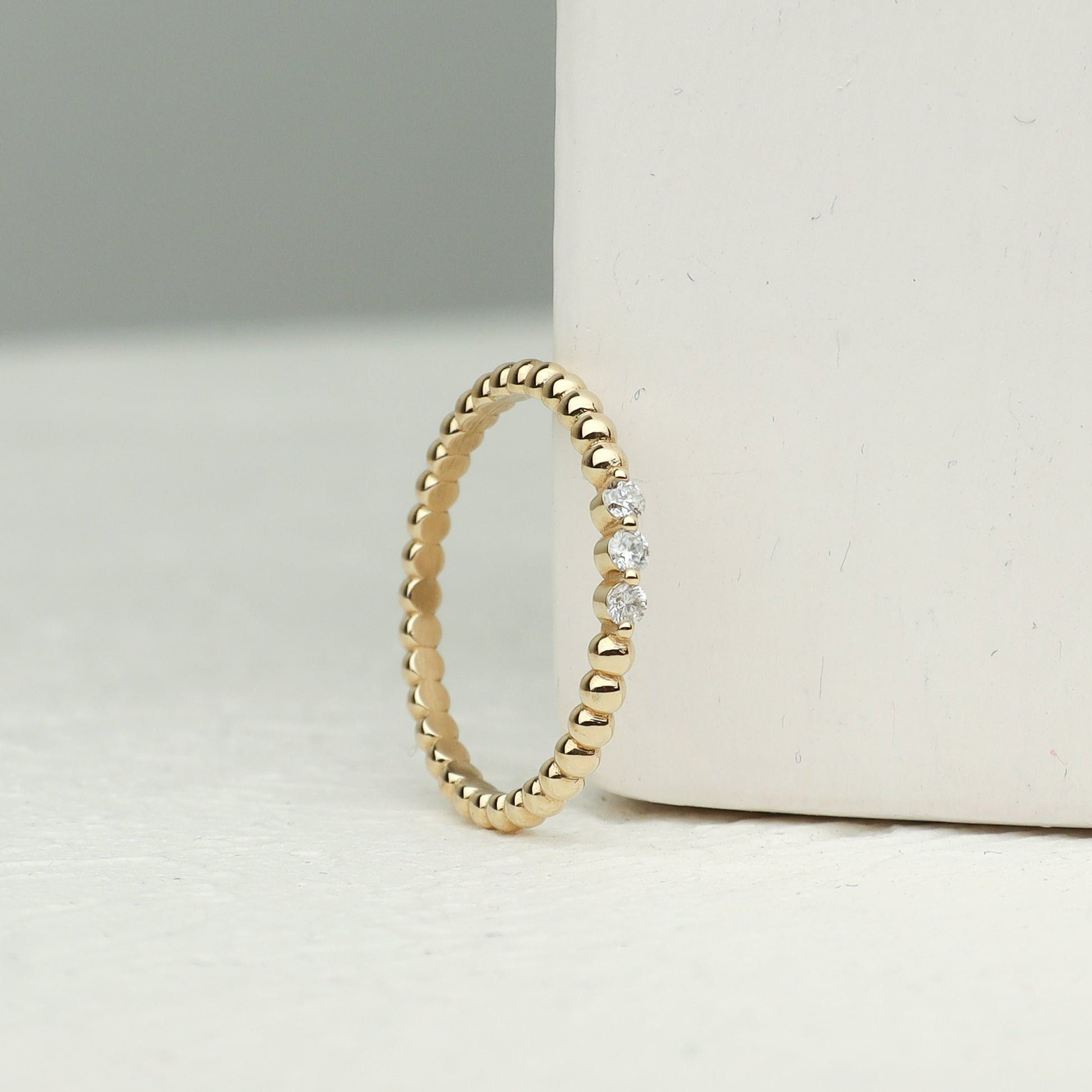 Kugelring aus Gold mit Drei Diamanten