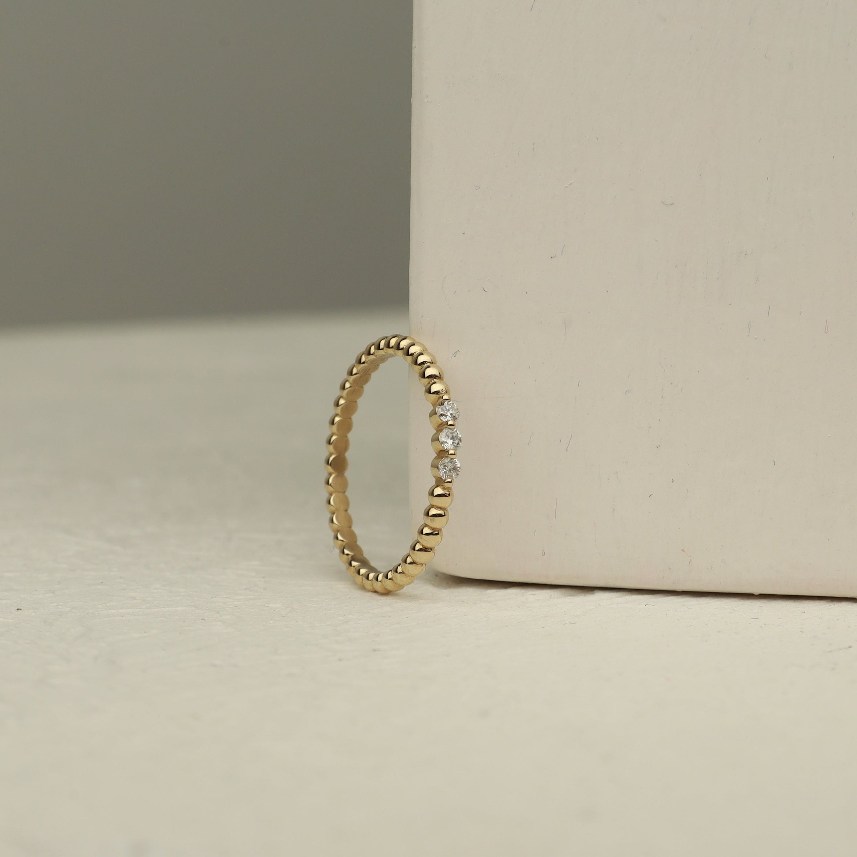 Korálkový zlatý prsten se třemi diamanty ve 14k pevném zlatě