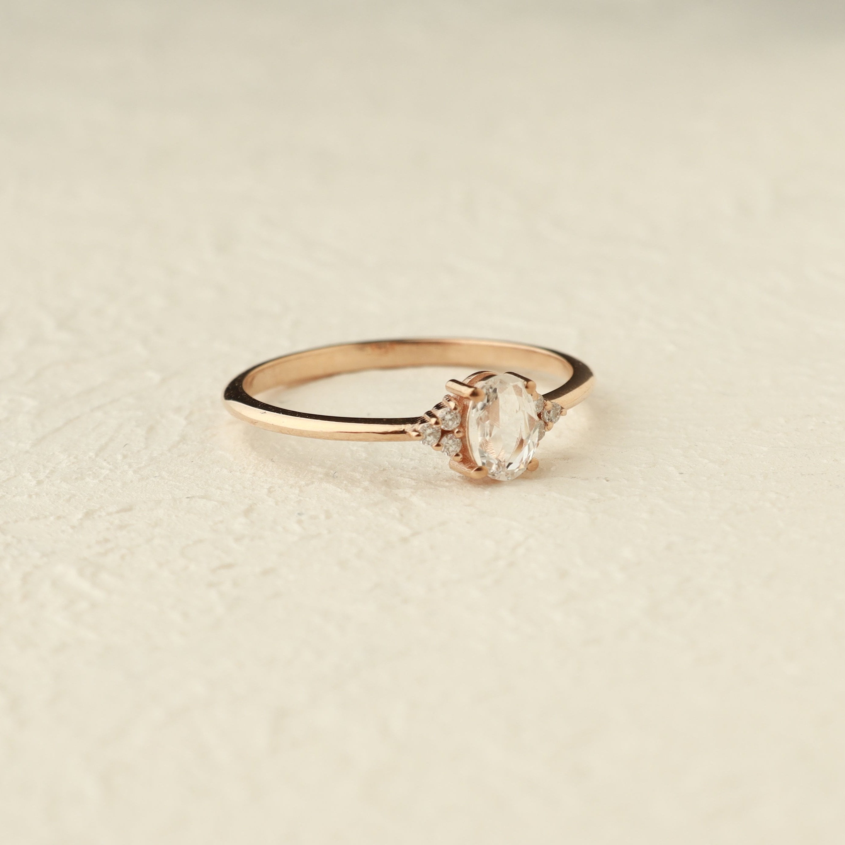 Rosenschliff Weißer Saphir Ring mit Diamanten