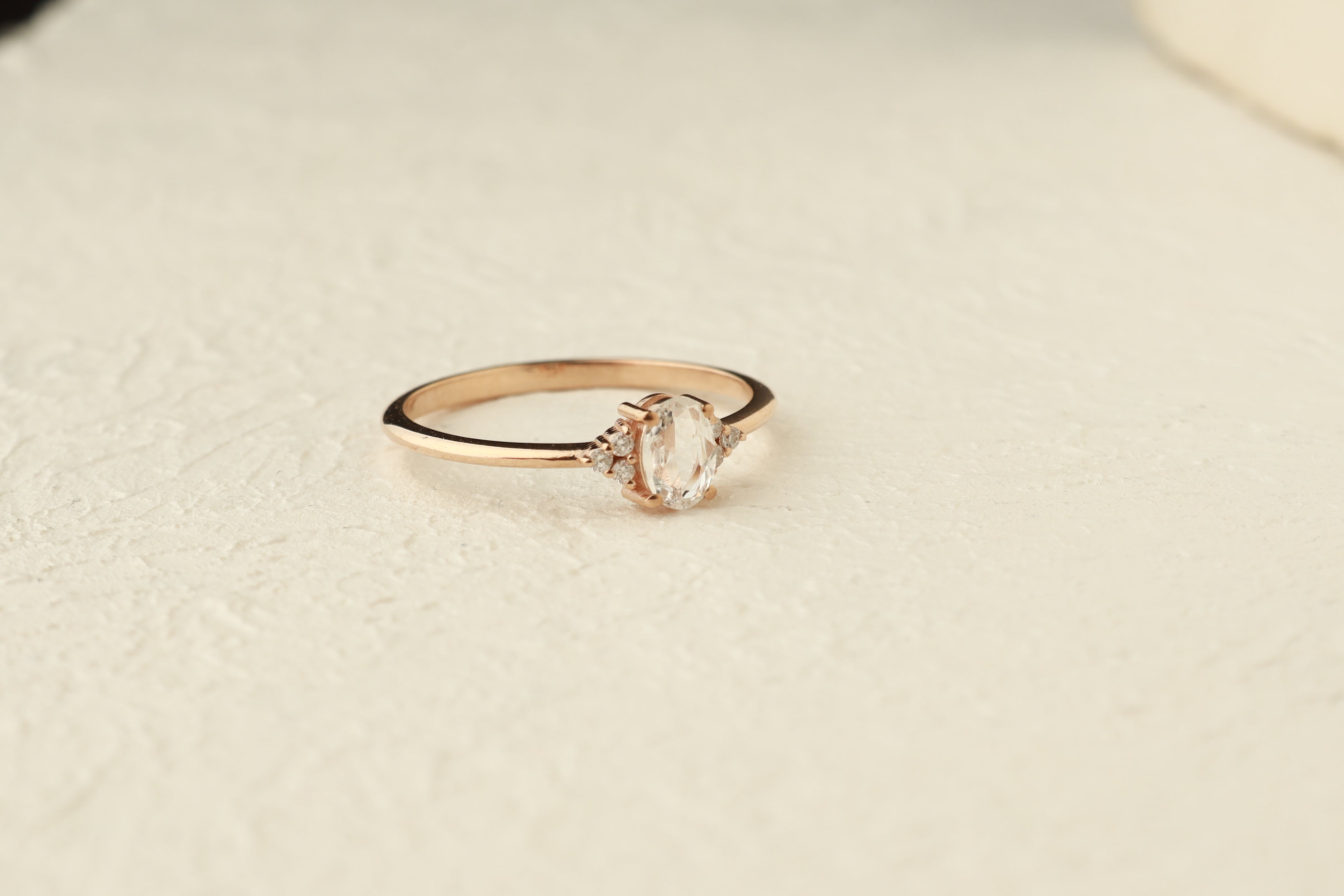 Rosenschliff Weißer Saphir Ring mit Diamanten
