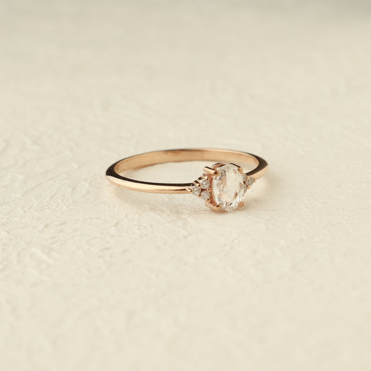 Rosenschliff Weißer Saphir Ring mit Diamanten