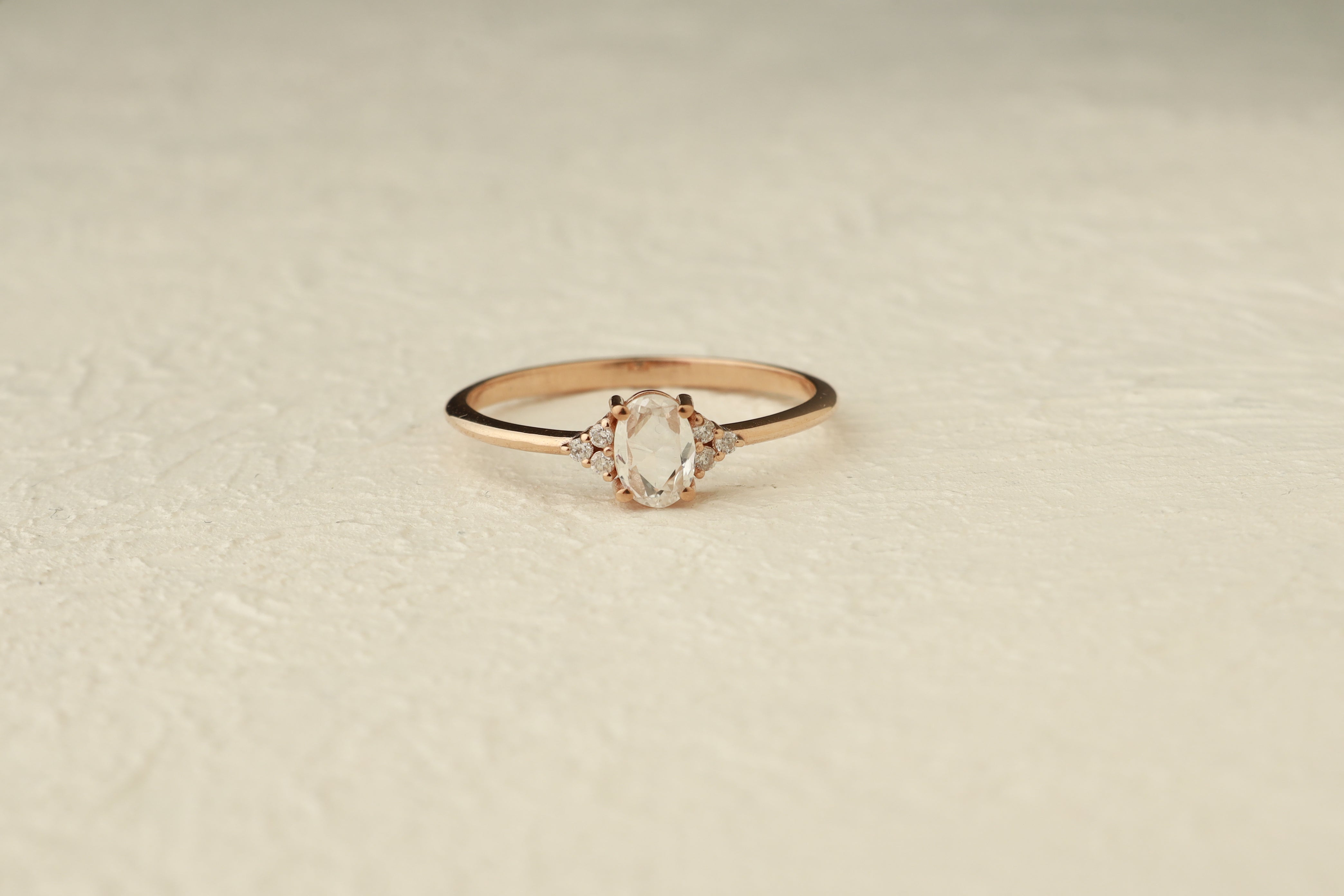 Rosenschliff Weißer Saphir Ring mit Diamanten