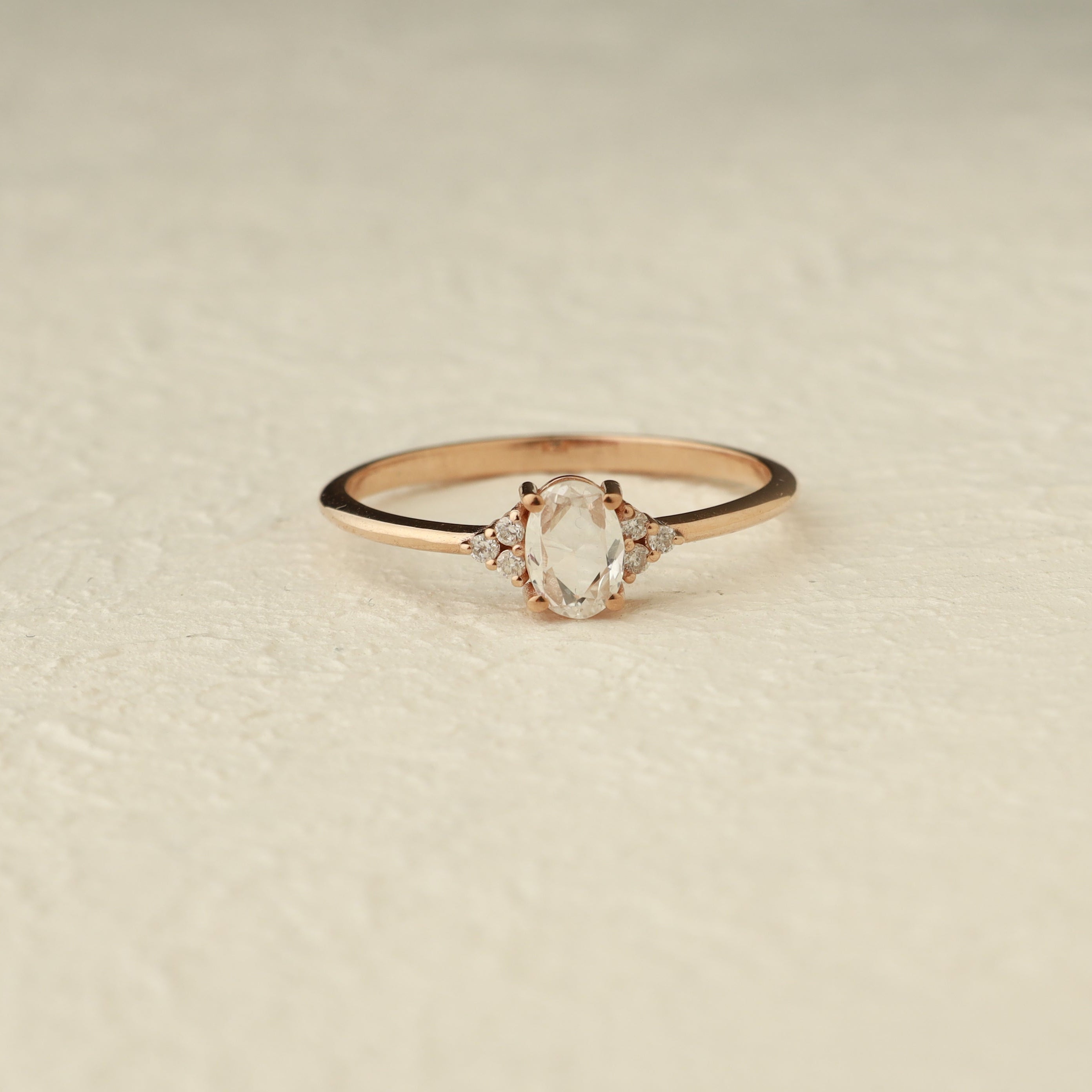 Rosenschliff Weißer Saphir Ring mit Diamanten