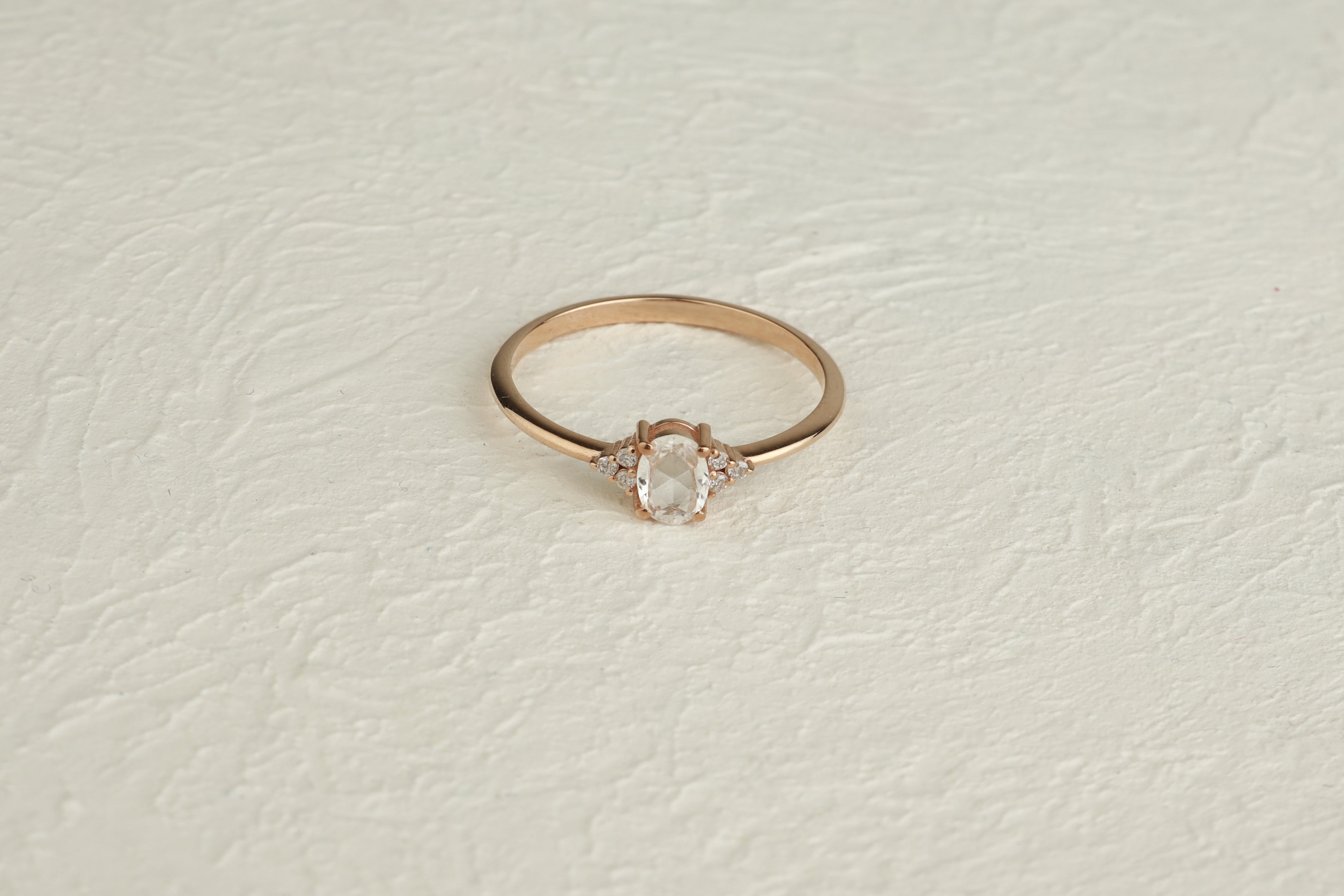 Rosenschliff Weißer Saphir Ring mit Diamanten