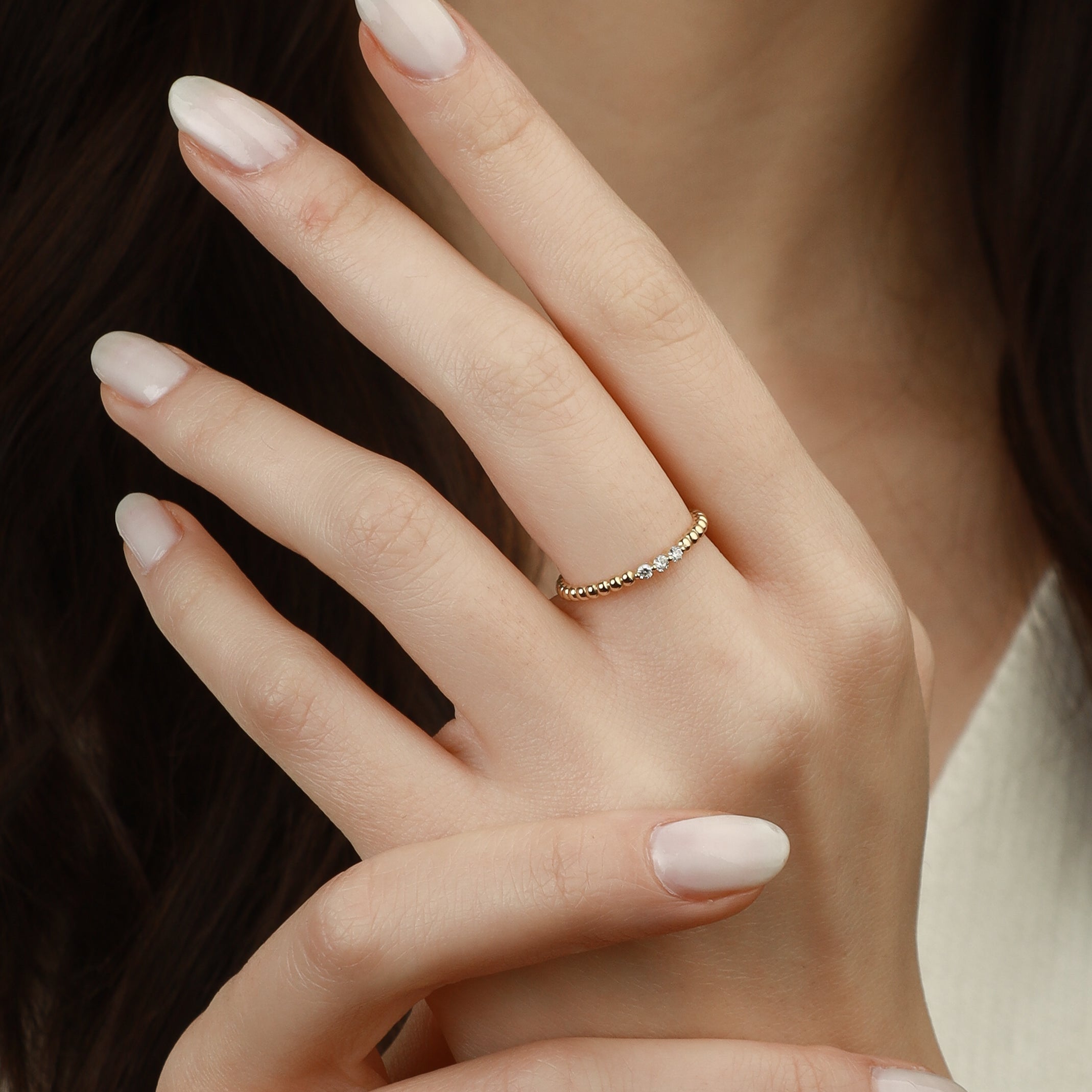 Kugelring aus Gold mit Drei Diamanten