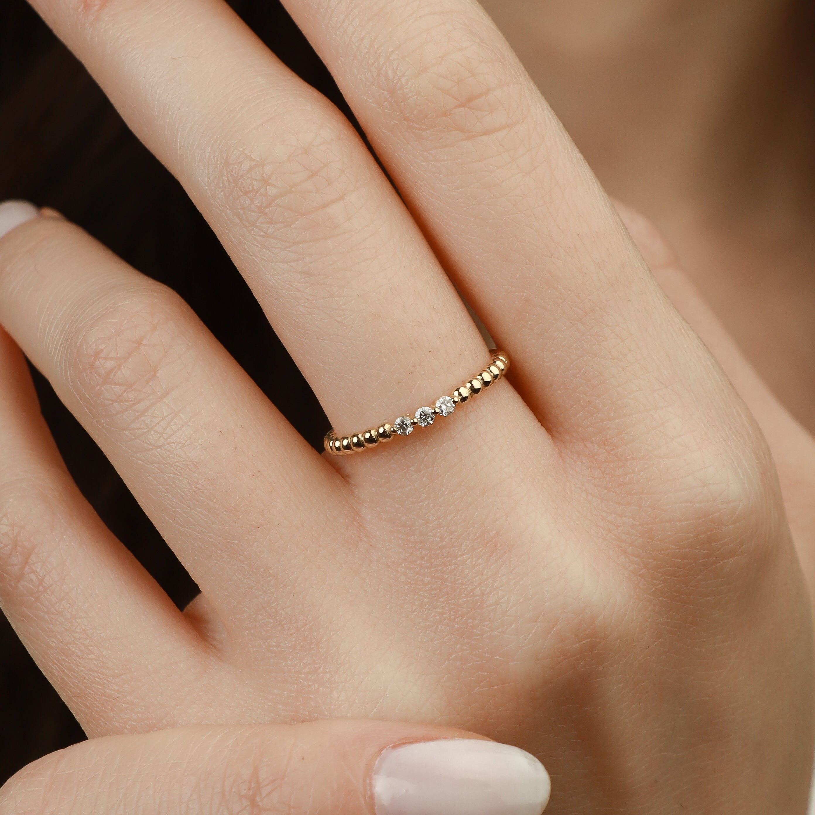 Kugelring aus Gold mit Drei Diamanten