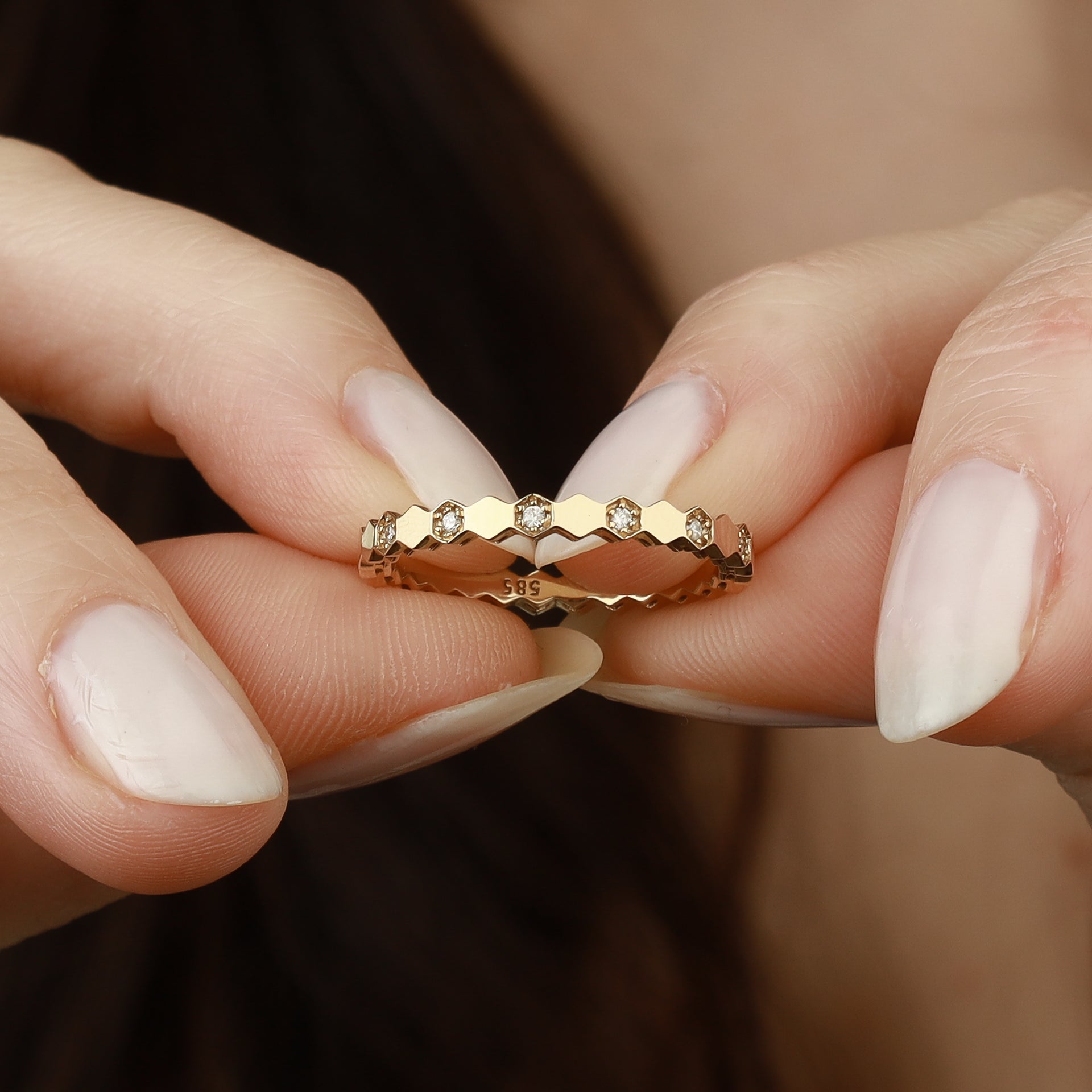 Waben-Design Ehering mit Diamant