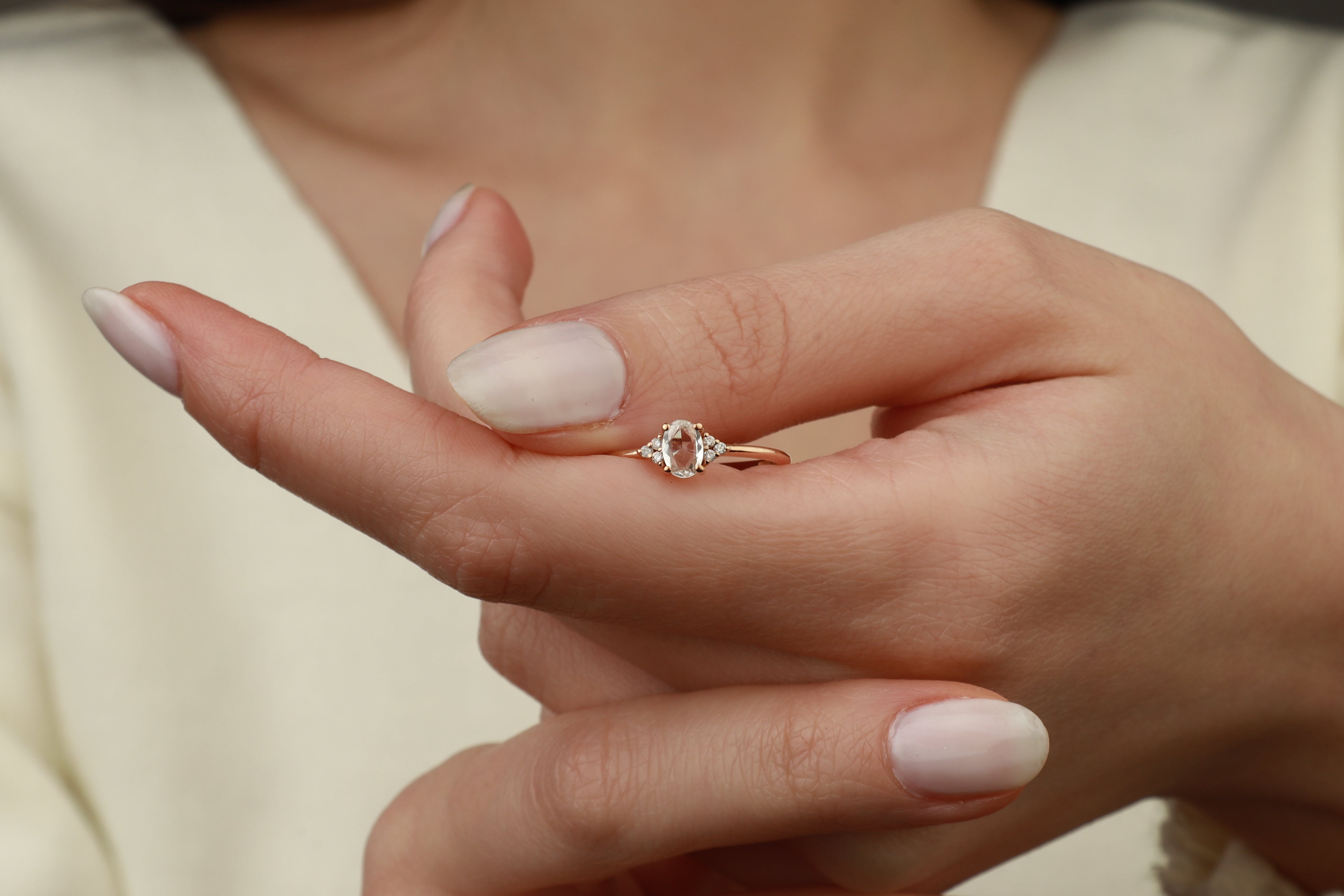 Rosenschliff Weißer Saphir Ring mit Diamanten