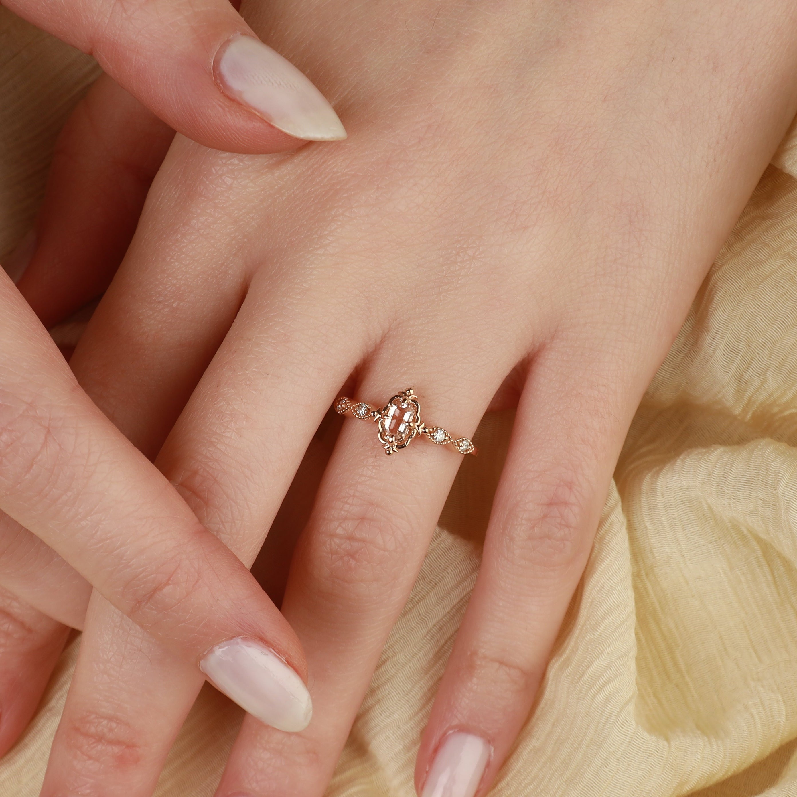 Art Deco Morganit Verlobungsring mit Diamant