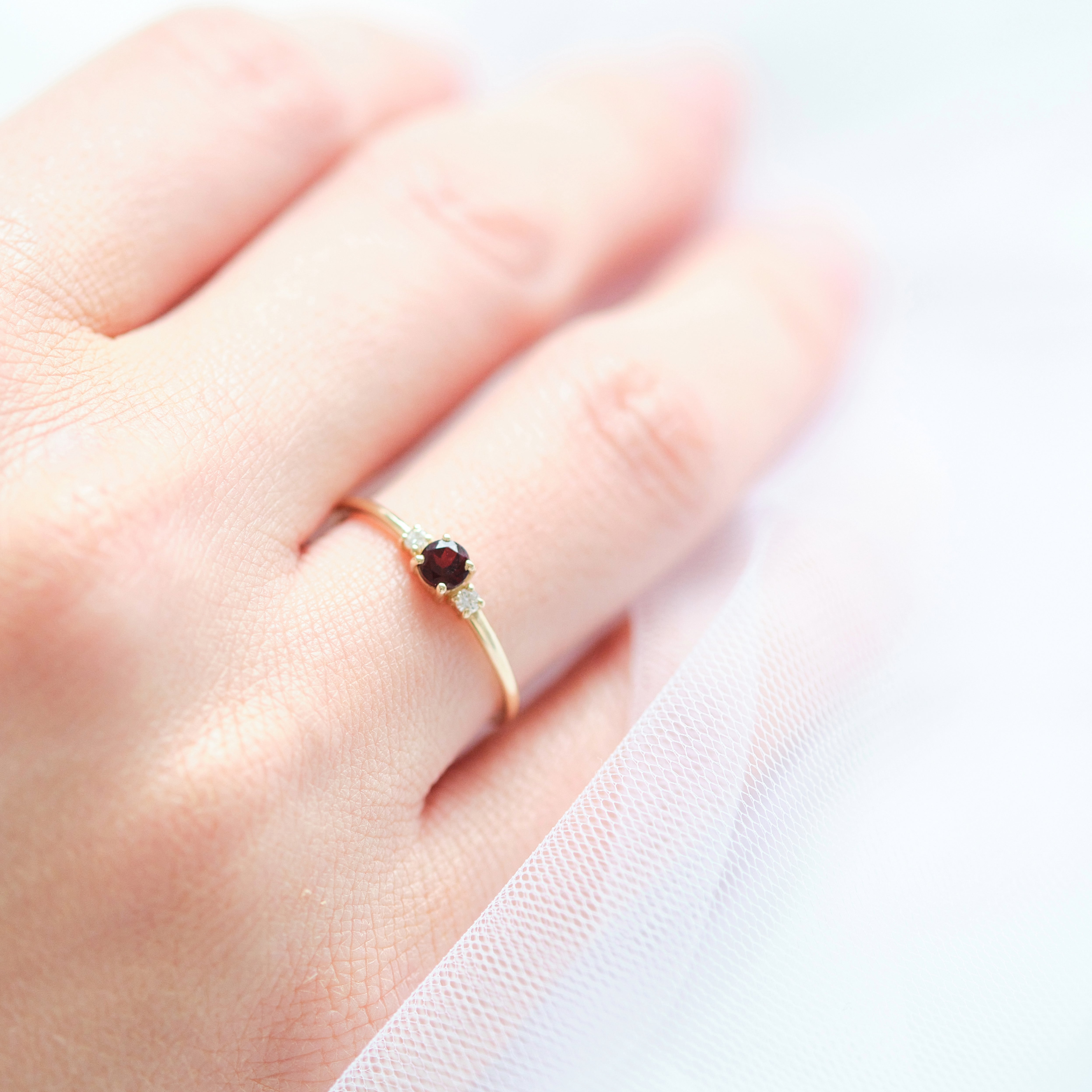 Trinity zásnubní prsten s granátem a diamanty ze 14karátového zlato