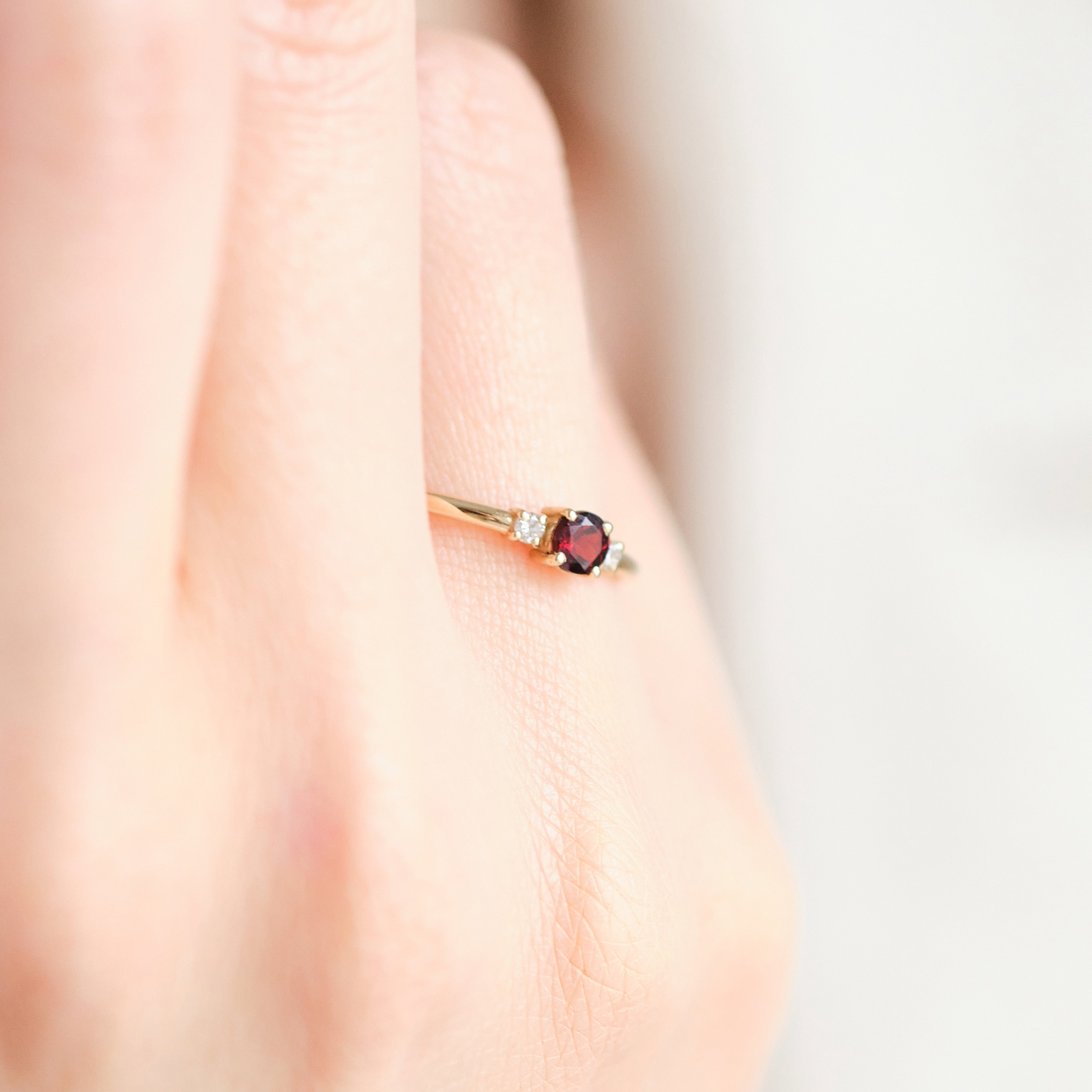Trinity zásnubní prsten s granátem a diamanty ze 14karátového zlato