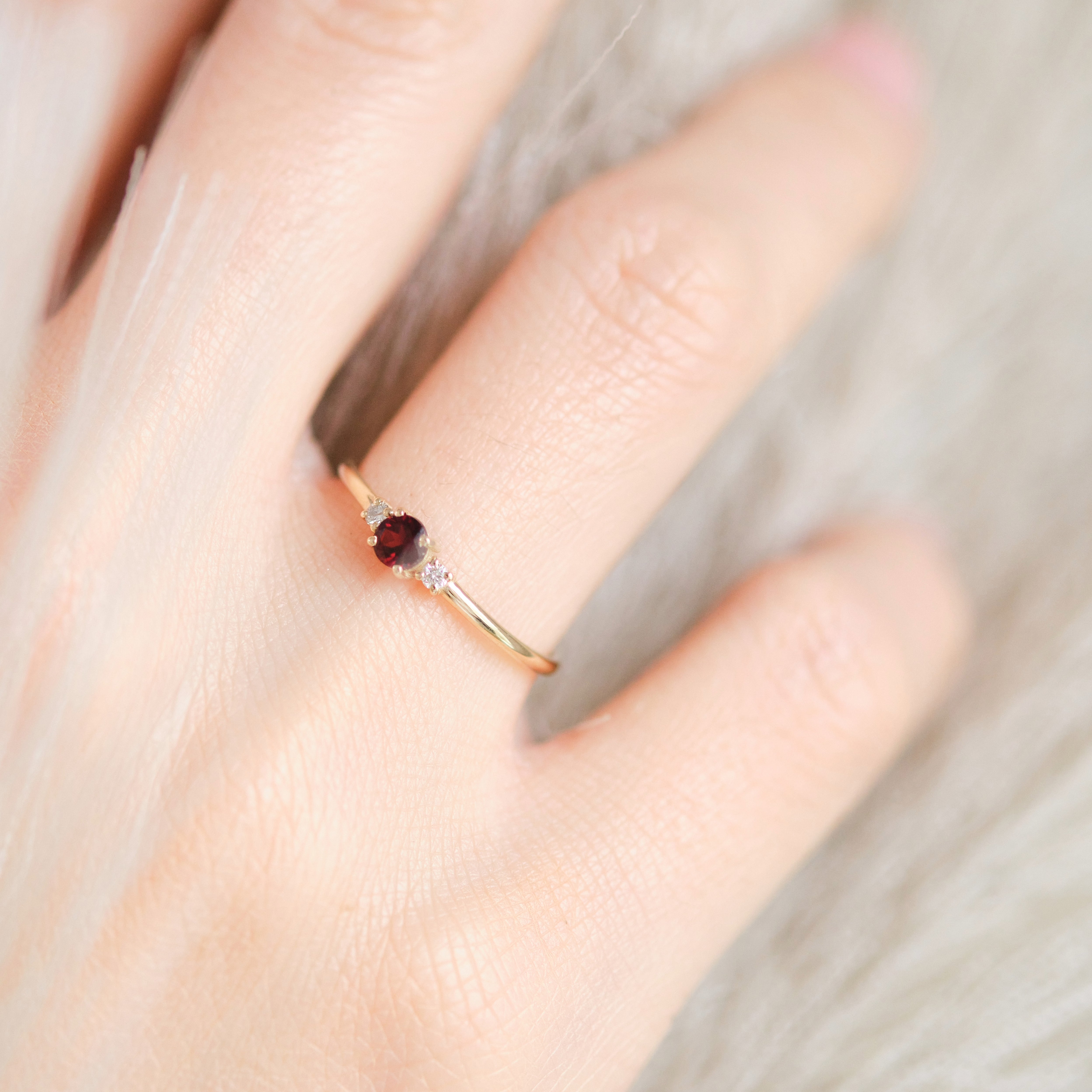 Trinity zásnubní prsten s granátem a diamanty ze 14karátového zlato