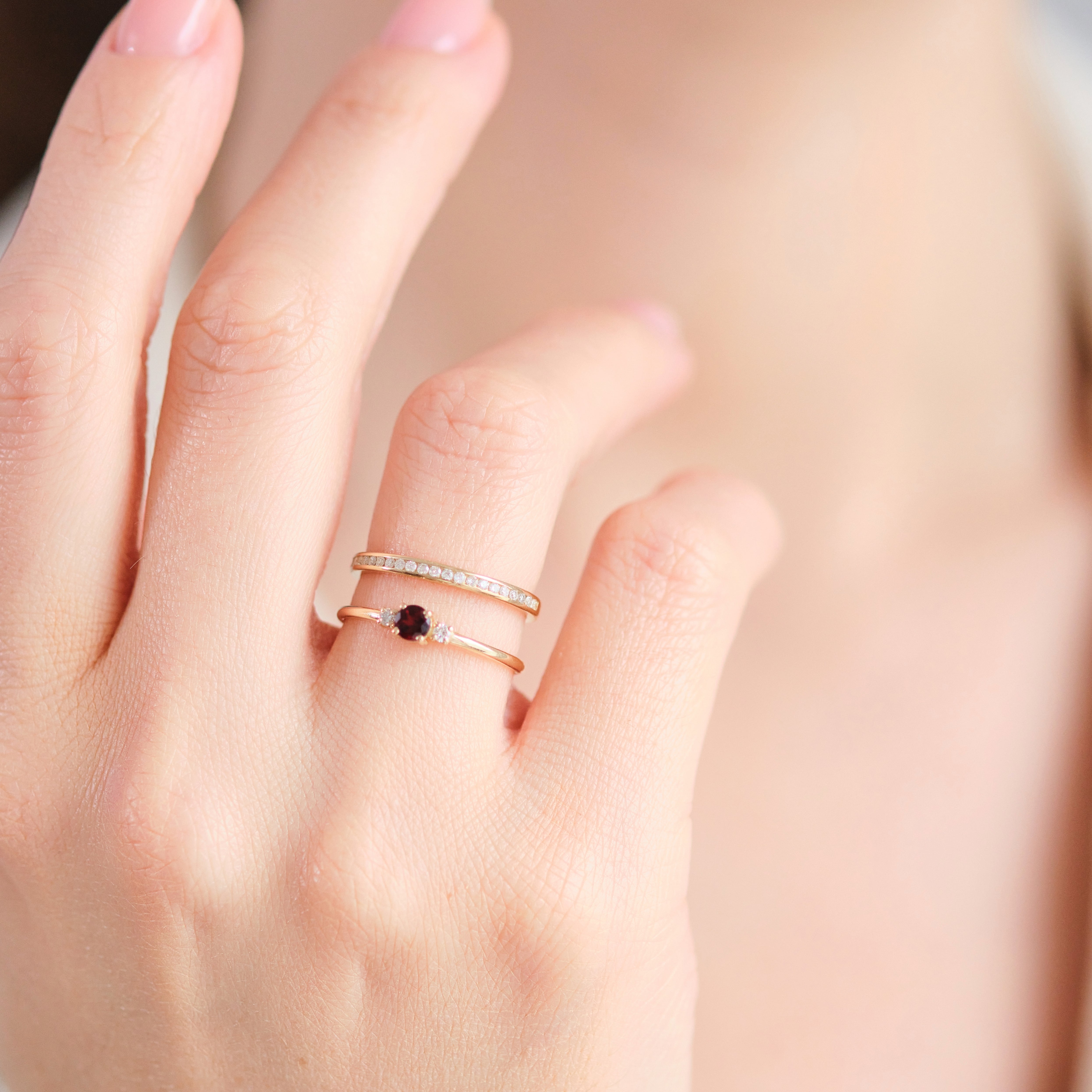 Trinity zásnubní prsten s granátem a diamanty ze 14karátového zlato